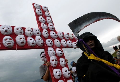 La fundacion "Legión del afecto" realizó ayer, martes 2 de noviembre de 2010, un evento en el lugar conocido como "La Escombrera" de la comuna 13 de Medellín, con motivo del Día de los Muertos que se celebra en México y Centroamérica. El sitio está en un reconocido sector de la ciudad en donde se presume que hay varias fosas comunes generadas por la violencia.