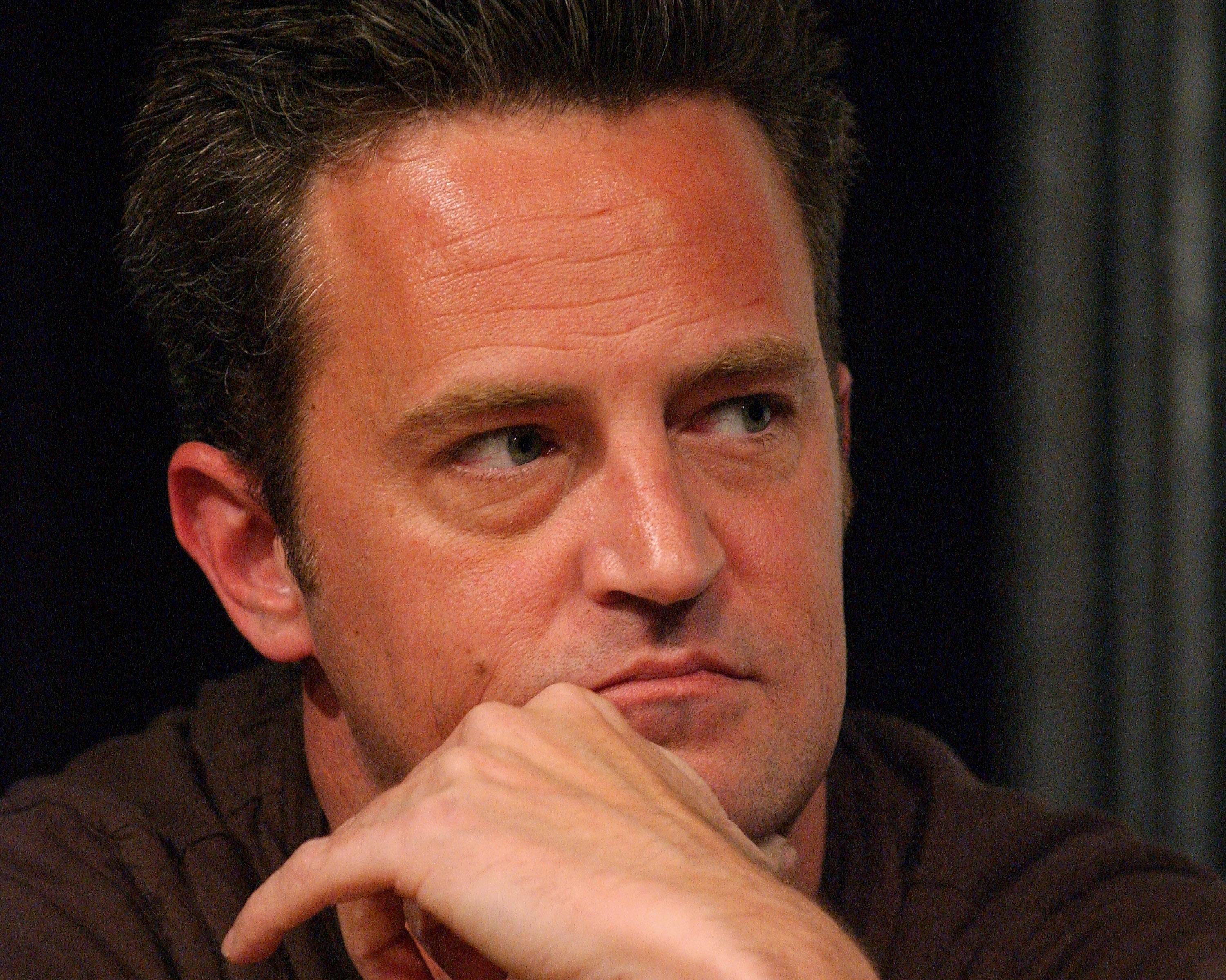 MATTHEW PERRY  Amigos, amantes y aquello tan terrible – La Llama Store