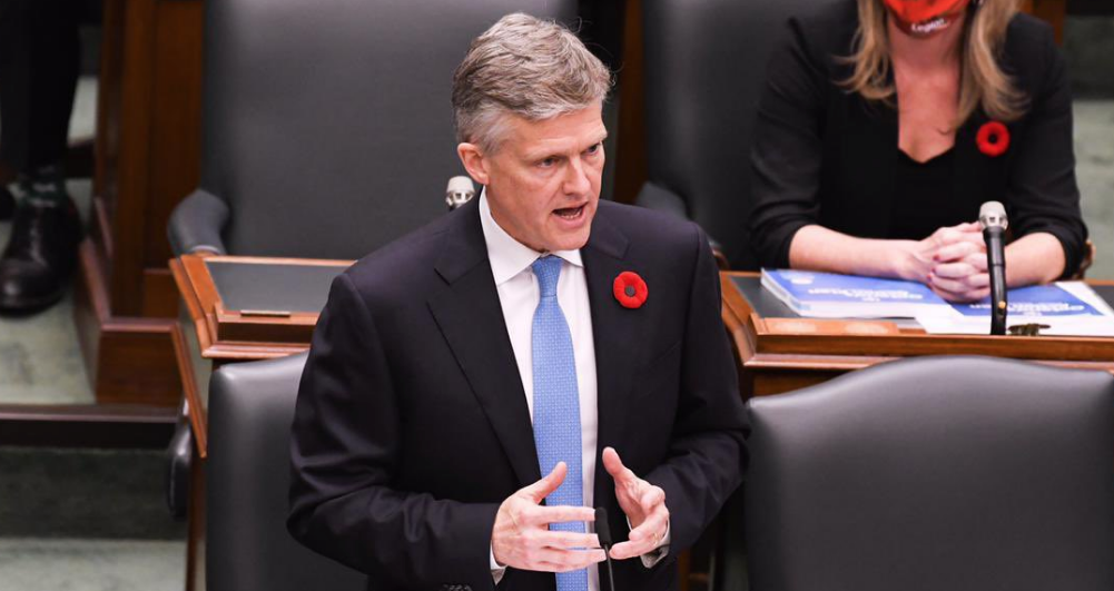 Rod Phillips, ministro en Canadá destituido por irse de vacaciones en pleno coronavirus