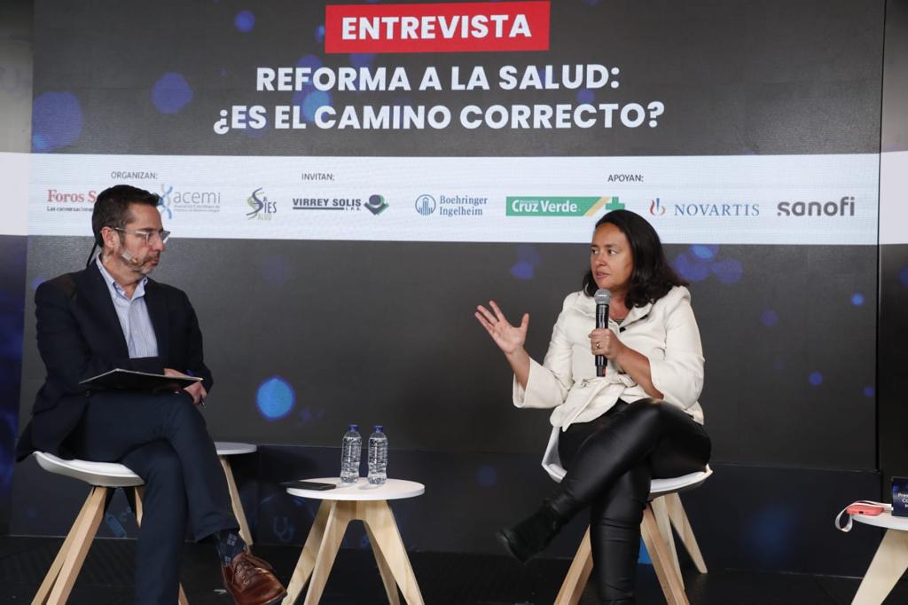 Paula Acosta, presidenta ejecutiva Asociación Colombiana de Empresas de Medicina Integral (Acemi) y Álvaro Garcia, director ejecutivo de Foros Semana discutieron sobre la reforma a la salud.