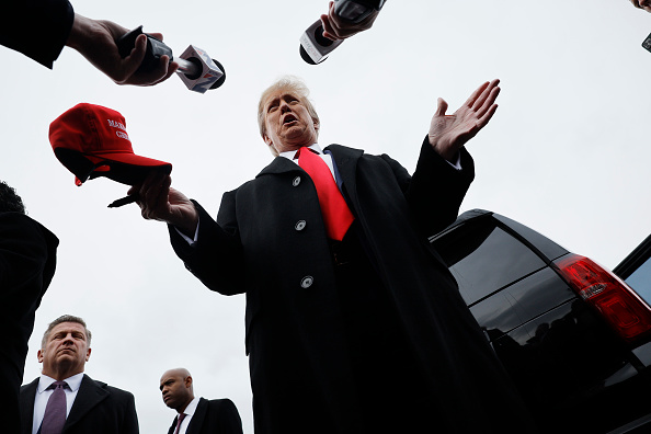 El candidato presidencial republicano, el expresidente estadounidense Donald Trump, habla con los periodistas mientras visita el lugar de votación en la escuela secundaria Londonderry el 23 de enero de 2024 en Londonderry, New Hampshire.