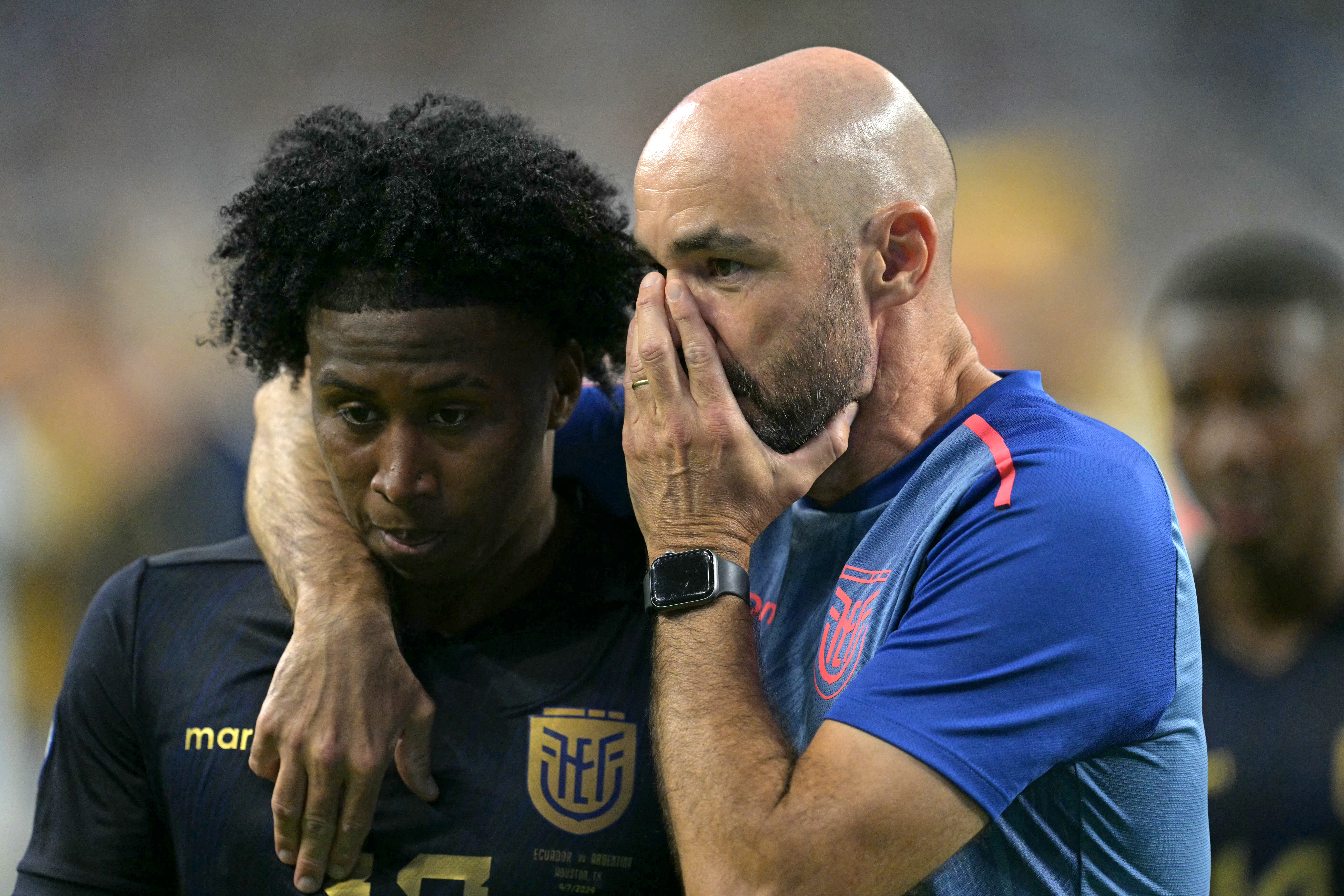 Félix Sánchez Bas consolando a Angelo Preciado luego de la derrota