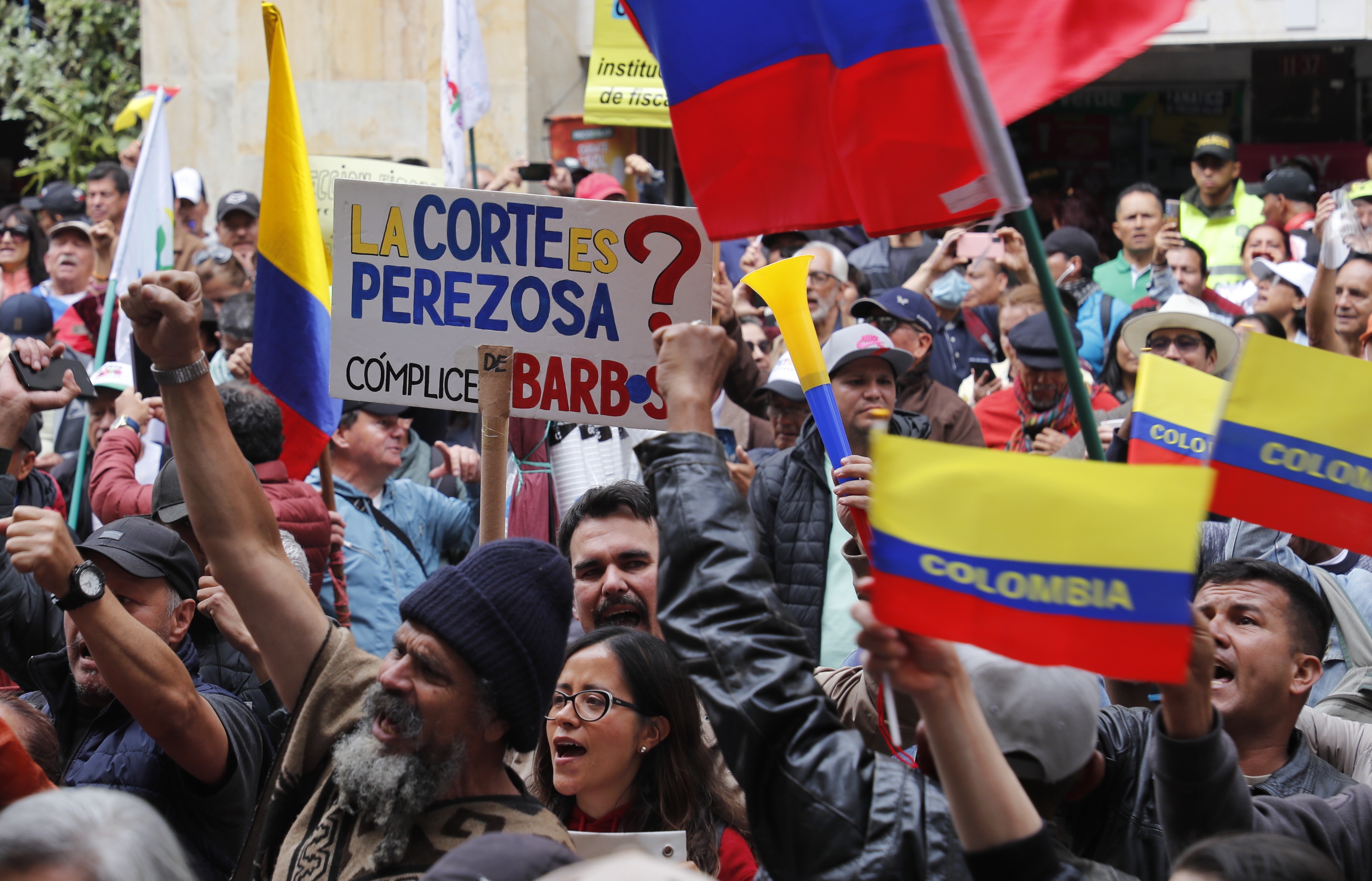 Manifestantes intentaron ingresar al Palacio de Justicia por la fuerza ...