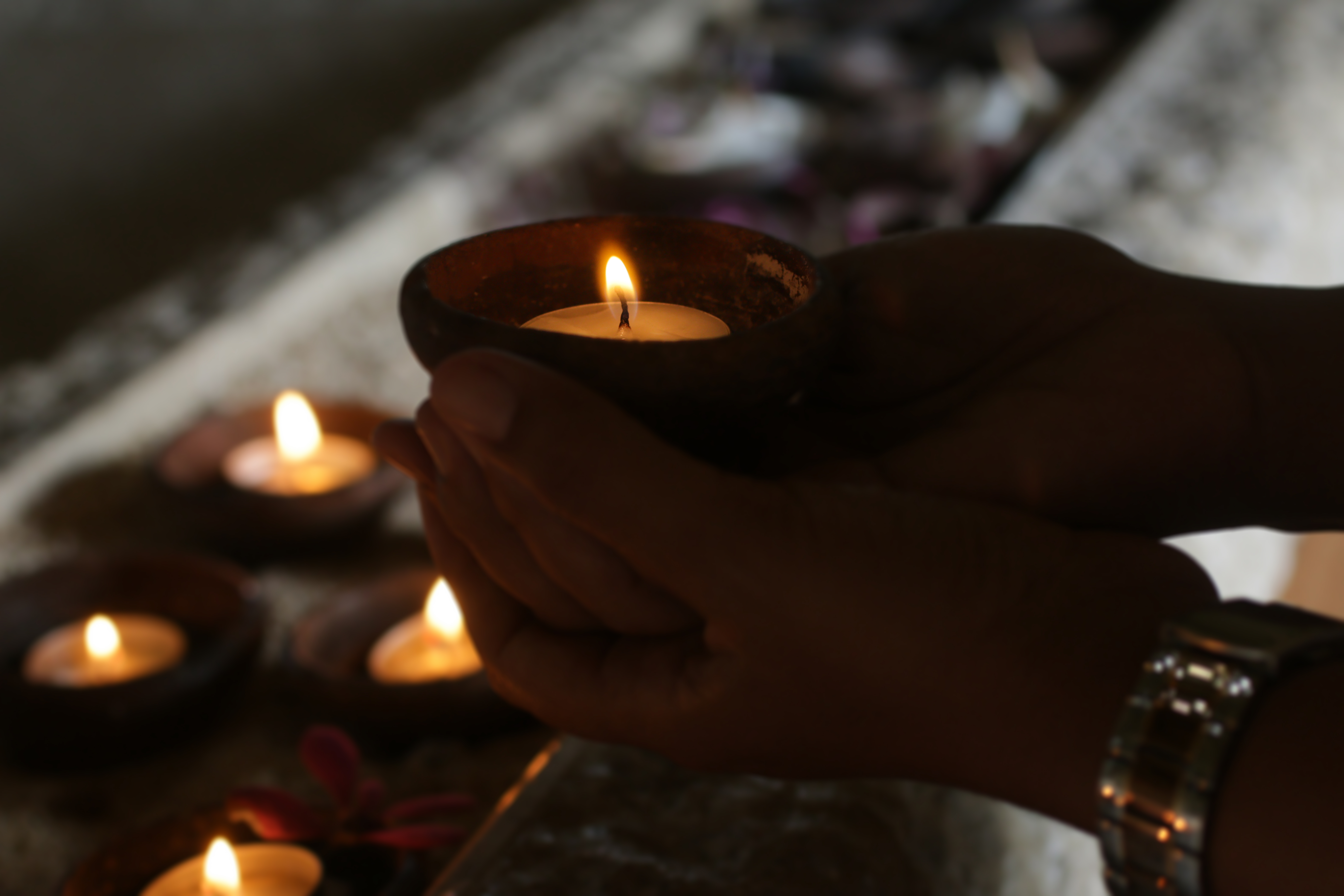 El Sábado Santo se celebra la bendición del fuego, que simboliza la purificación y el nuevo nacimiento en el Bautismo.