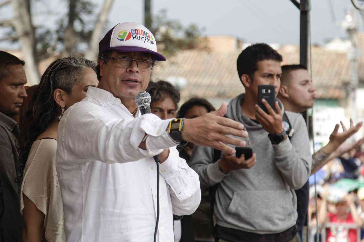 En fotos: Así es un día de plaza pública con Gustavo Petro