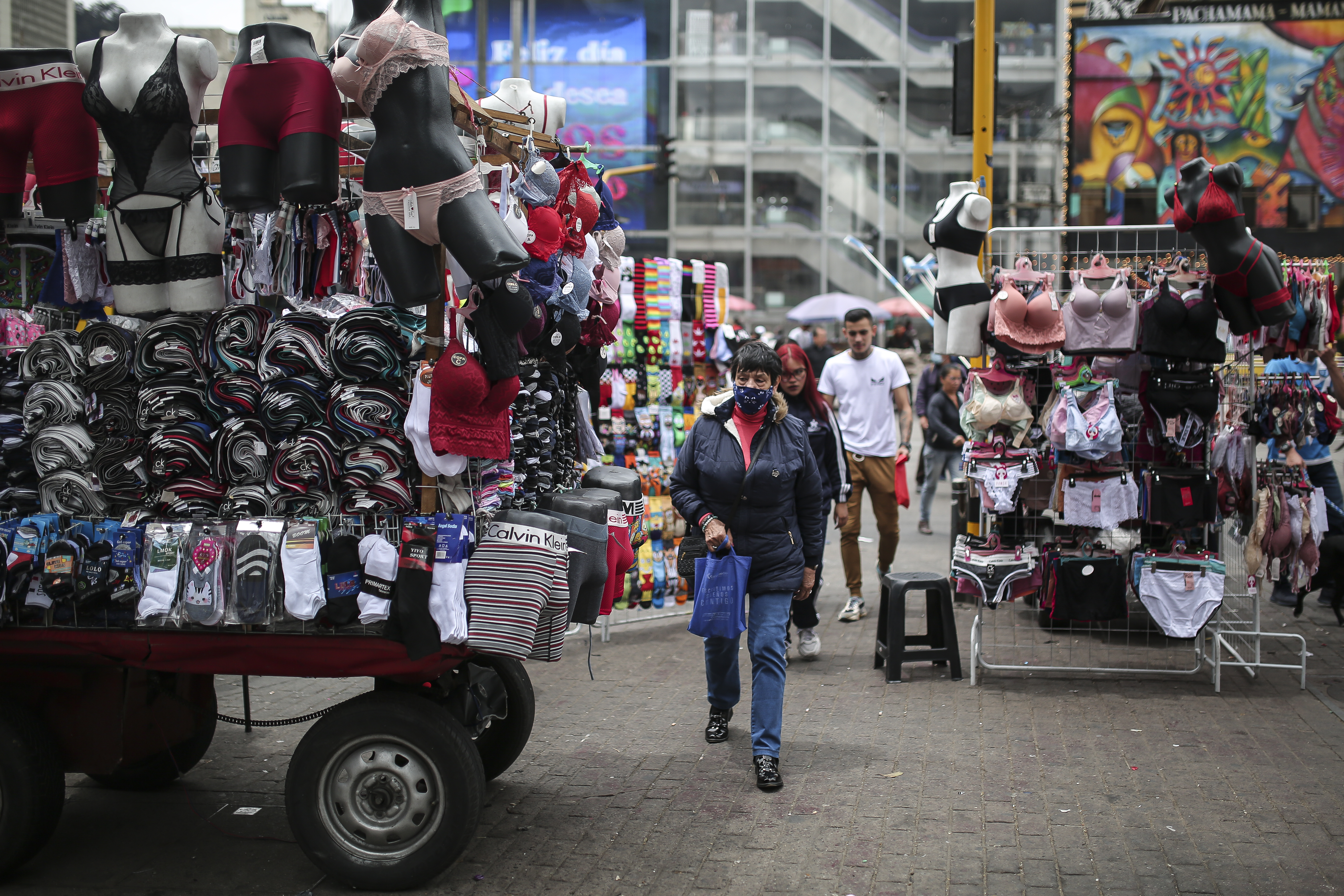 VENDEDORES OCUPAN ESPACIO PÚBLICO, AMBULANTES