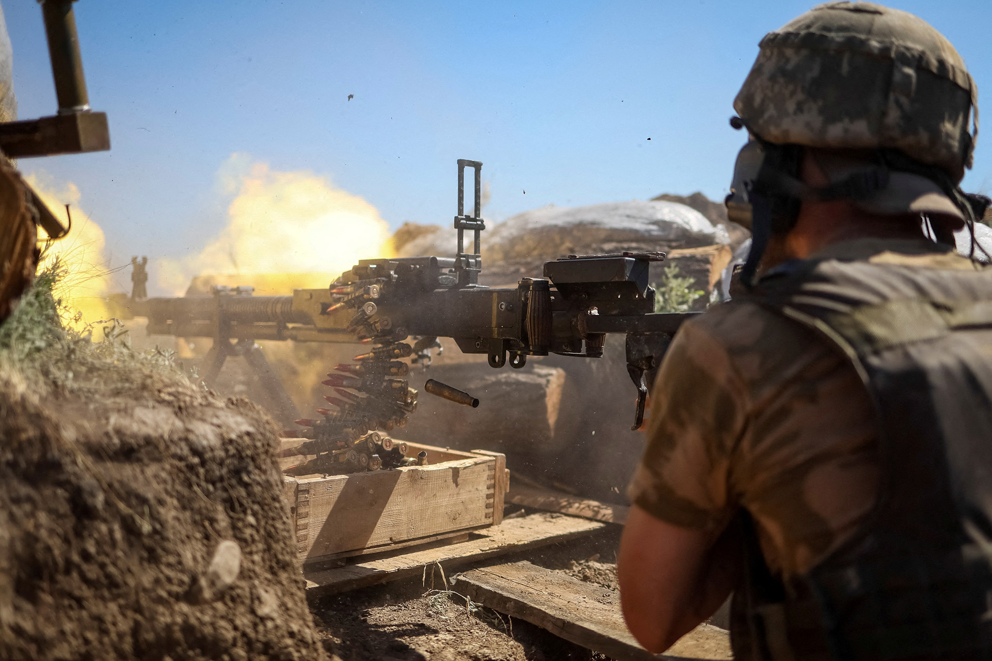 Un miembro del servicio ucraniano dispara desde una ametralladora en una posición en la línea del frente, en medio del ataque de Rusia a Ucrania, cerca de la ciudad de Nueva York, región de Donetsk, Ucrania 9 de junio de 2022. Foto REUTERS/Gleb Garanich