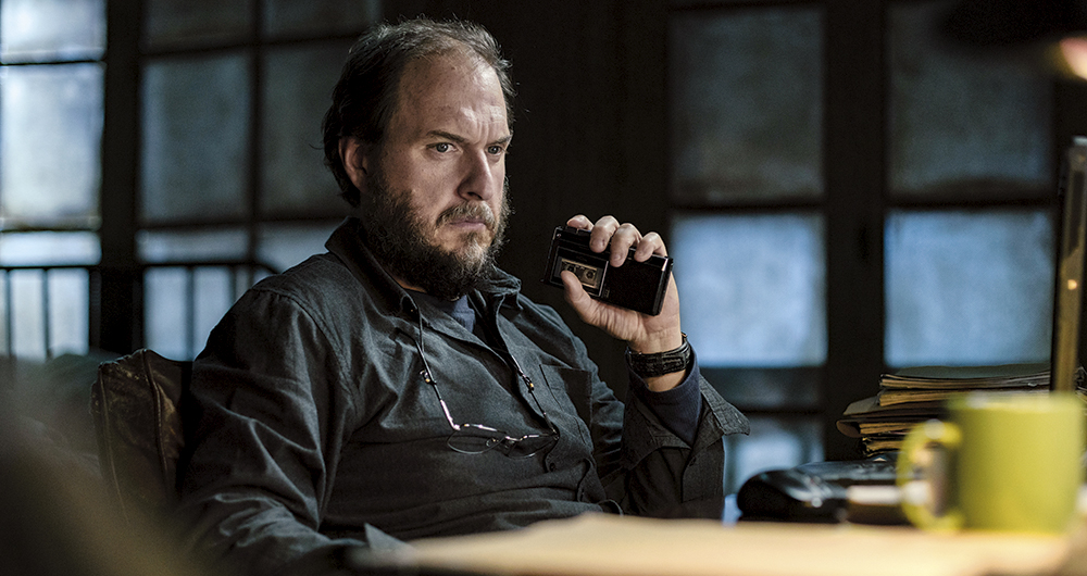 En Los iniciados, el actor Andrés Parra interpreta a un periodista alcohólico y bipolar. La película está inspirada en varios libros del autor colombiano Mario Mendoza. 