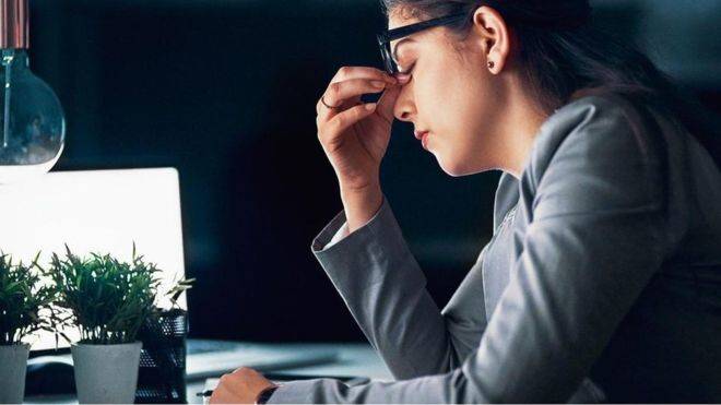 Estrés laboral: ¿Debería ponerle límite a los mensajes de WhatsApp fuera de su horario de trabajo? 