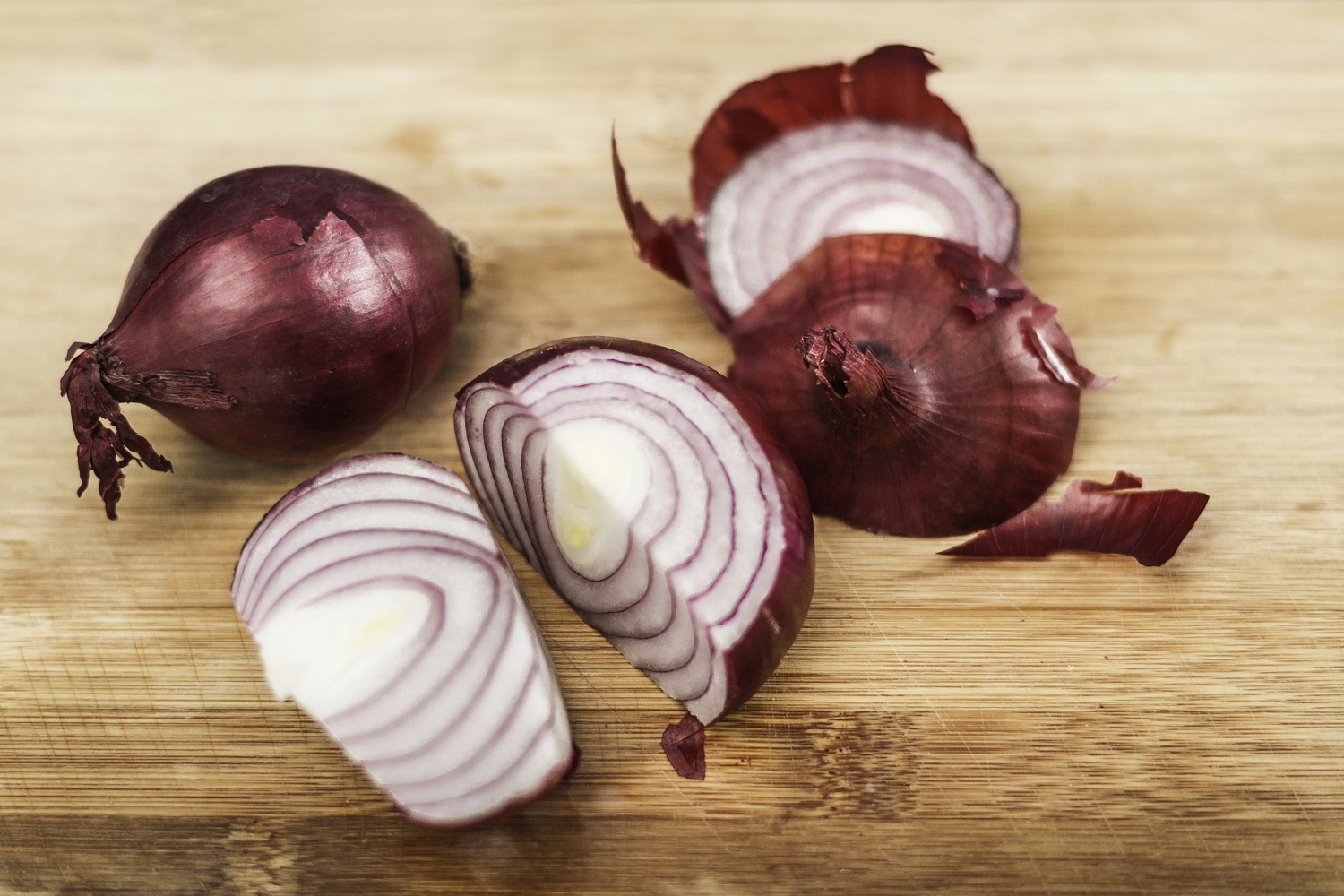 La cebolla morada es favorable para estimular la circulación sanguínea en el cuero cabelludo.