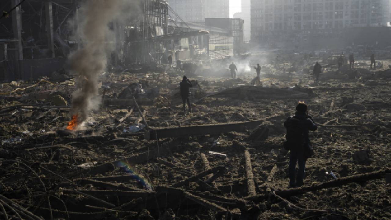 Gente reunida entre los restos de un ataque a un centro comercial en Kiev, Ucrania, el lunes 21 de marzo de 2022. (AP Foto/ (AP Foto/Rodrigo Abd)