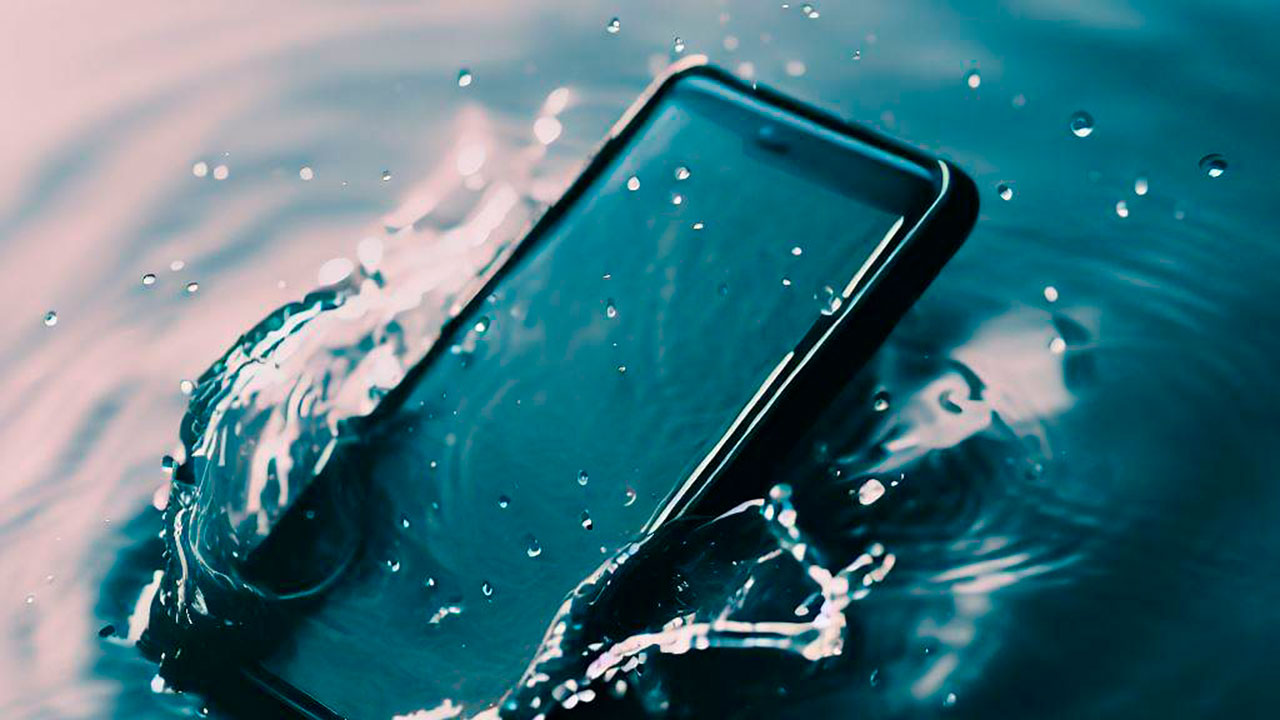 Revista Summa - Caterpillar apunta una vez más a la tecnología celular y  regresa al mercado con el teléfono indestructible, que resiste polvo, el  agua, las altas temperaturas, las caídas y puede
