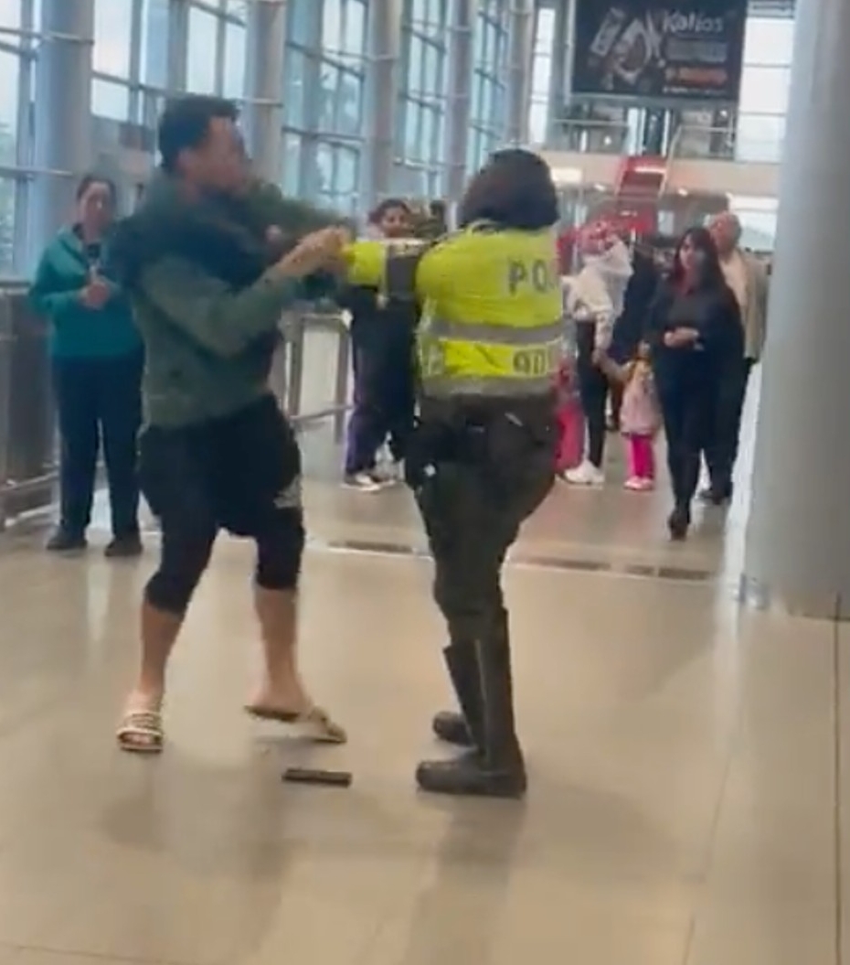 El viajero golpeó a un agente de la Policía en el Aeropuerto El Dorado, de Bogotá.