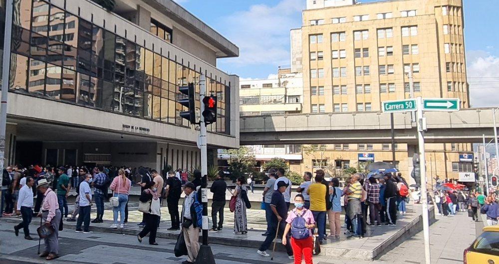 Filas a las afueras del Banco de la República, en Medellín, para adquirir la moneda de $ 10.000.