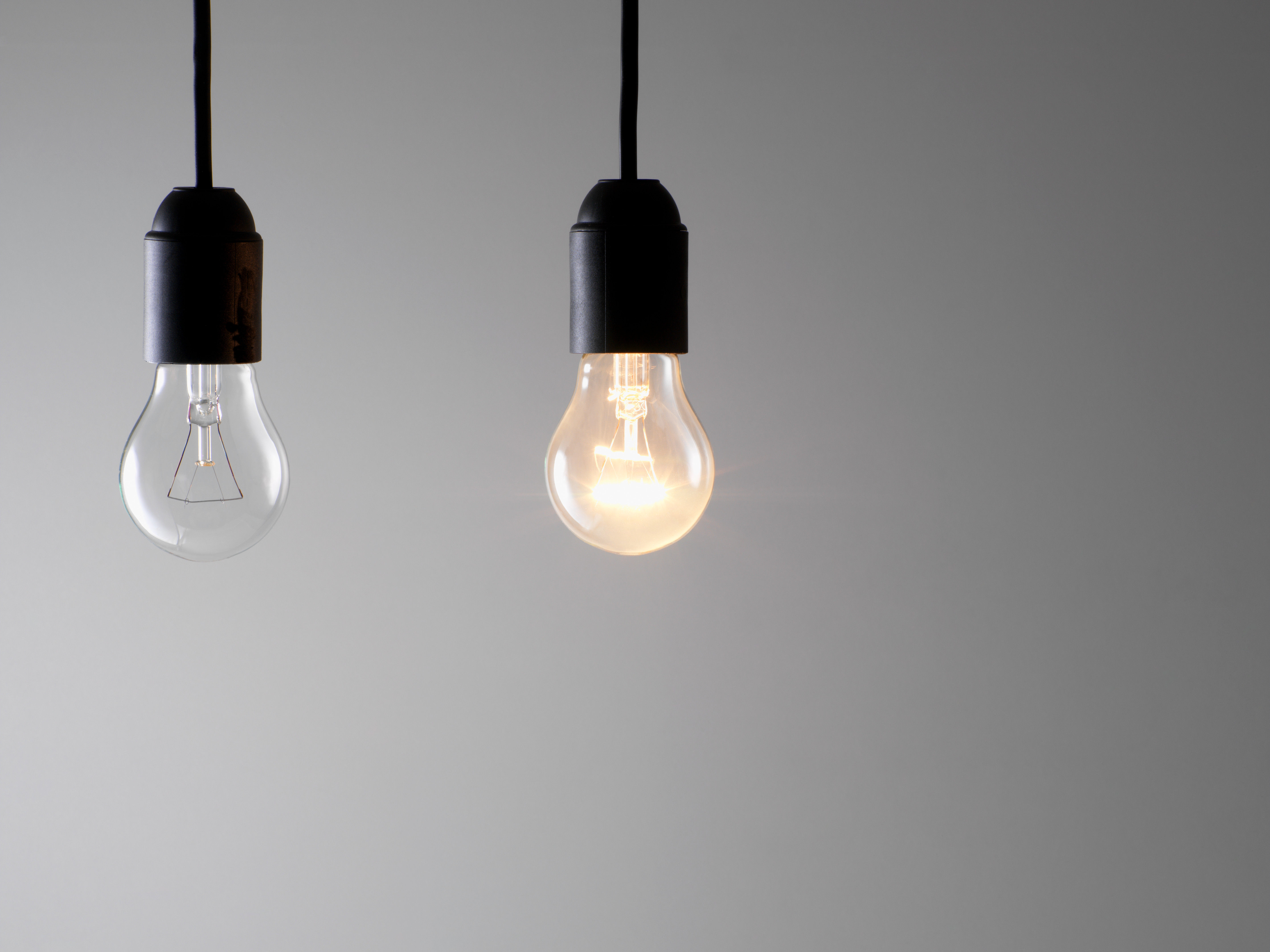 contrastando copia espacio; energía; colgante; ocurrencia; iluminado; fuente de imagen; adentro; inspiración; inteligencia; bombilla; nadie; naturaleza muerta; tiro del estudio; dos objetos