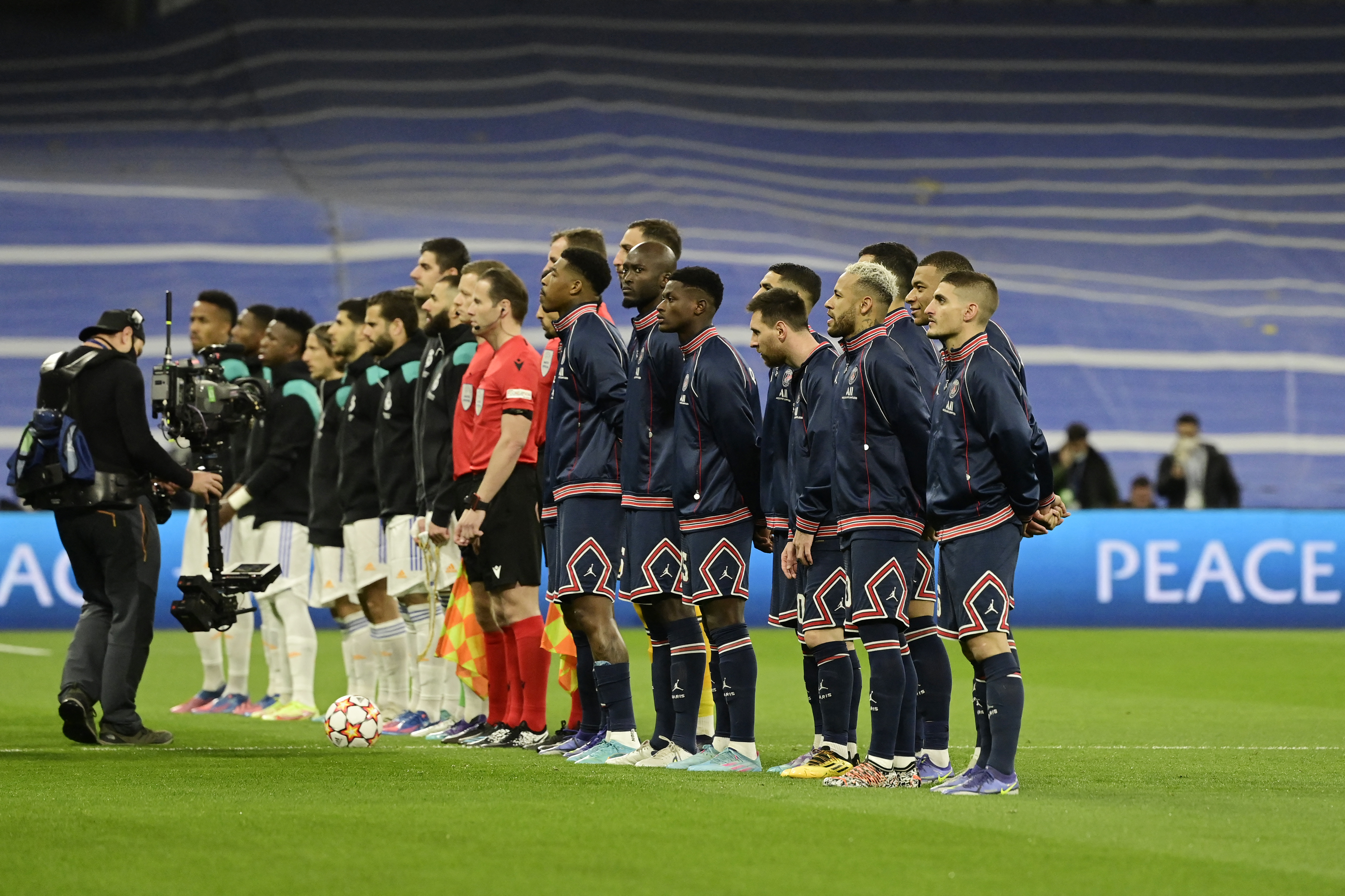 Actos protocolarios en el Santiago Bernabéu, previo al partido entre PSG y Real Madrid