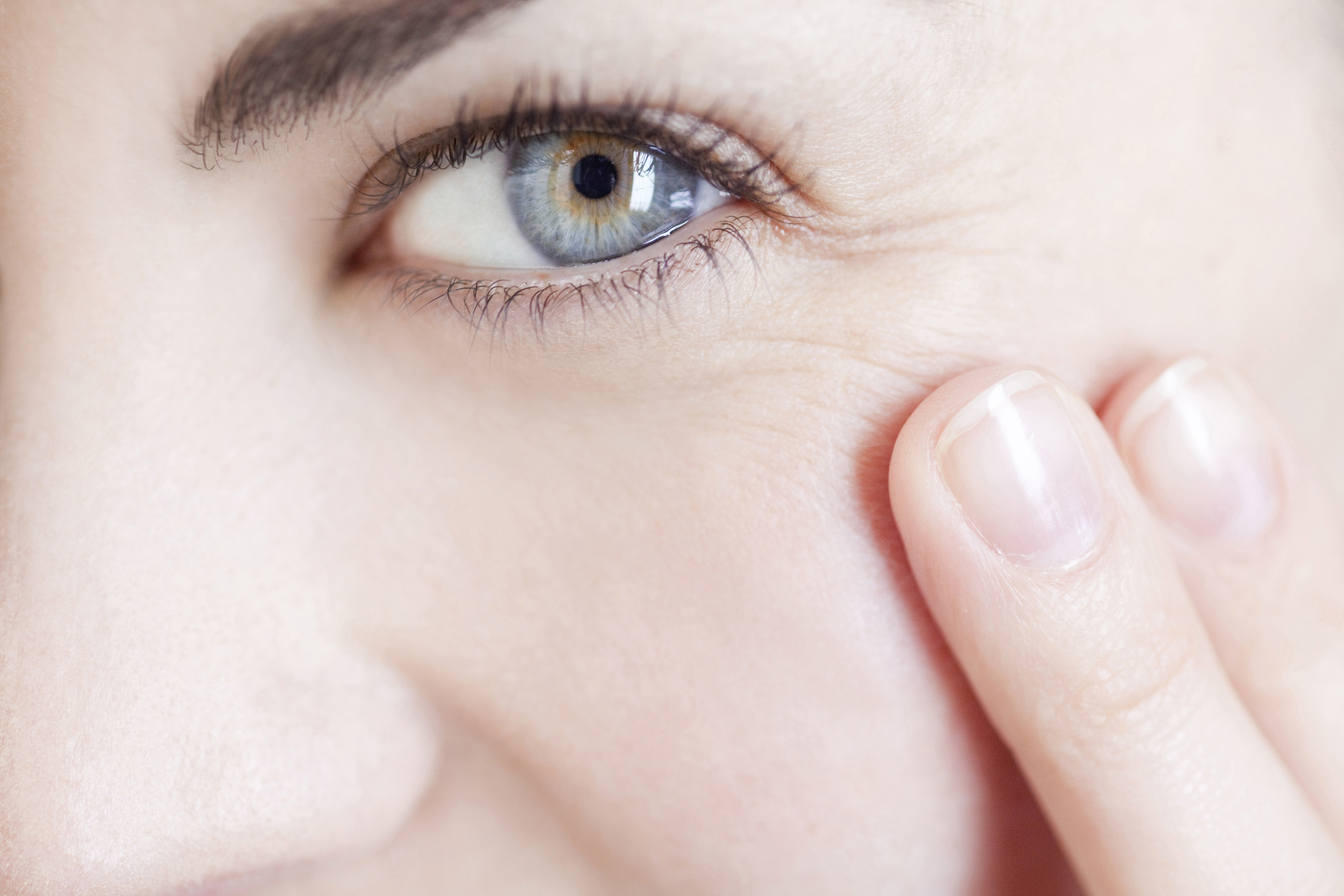 Fácil preferir hierro Cómo reducir las arrugas de los ojos de manera natural?