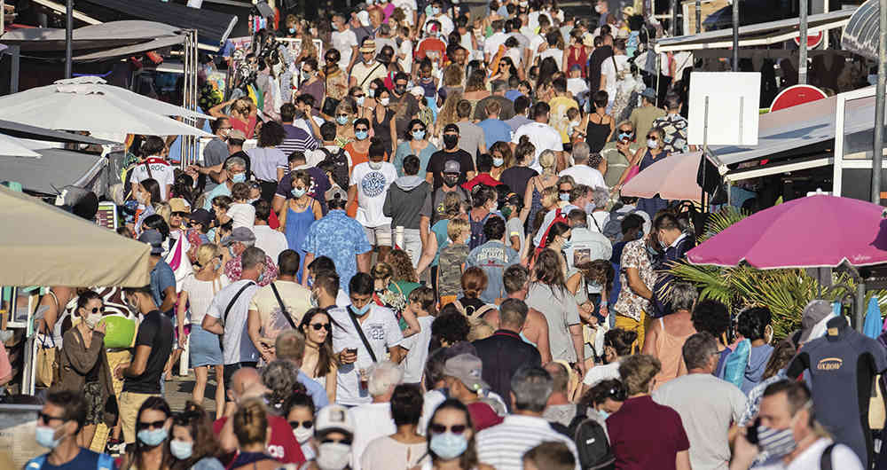 Hace una semana, 38.000 personas protestaron en Berlín contra los tapabocas, y en Madrid, París y Londres también se han reunido algunos grupos con éxito relativo.