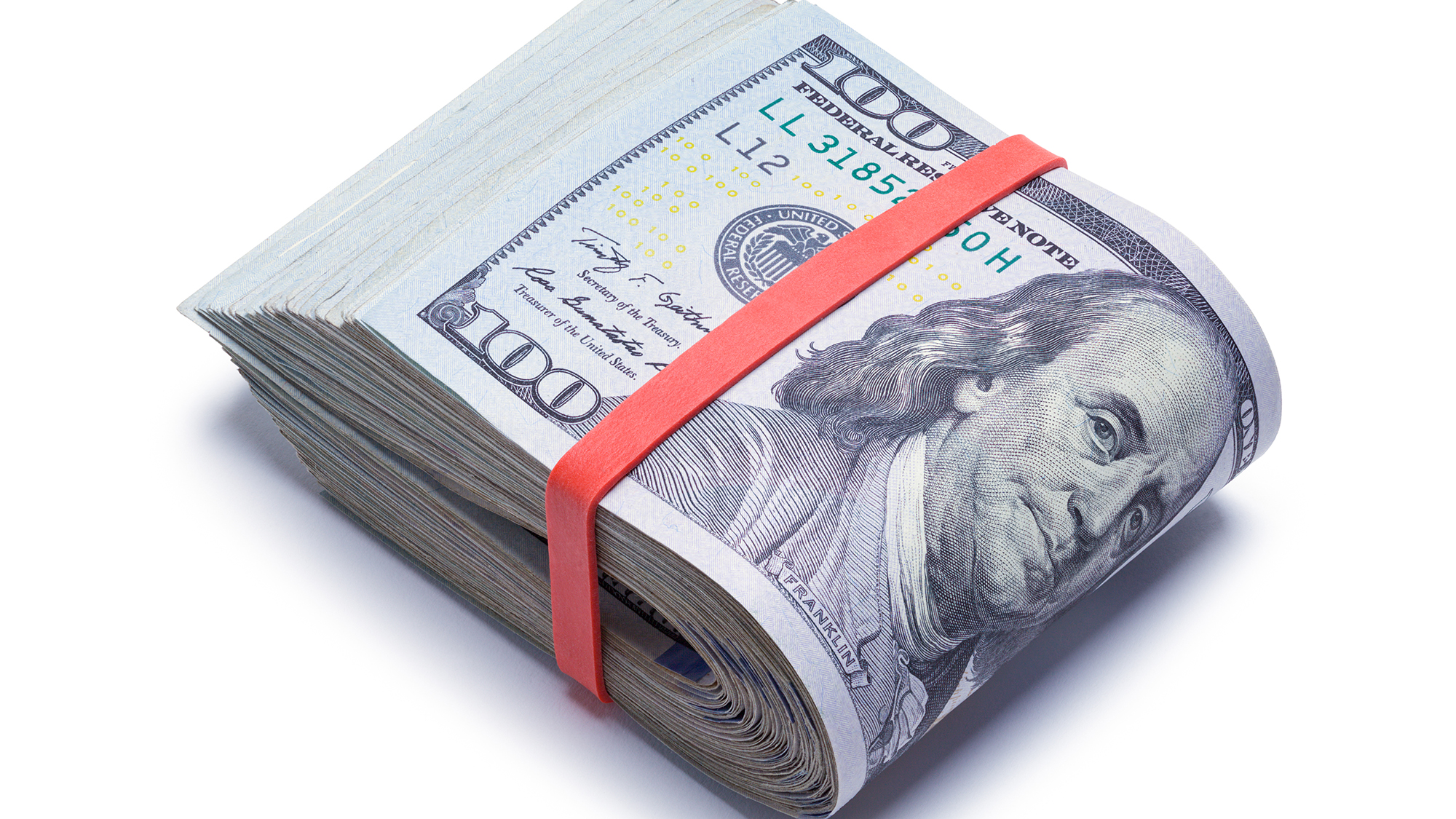 Gran fajo de dinero doblado recortado en blanco.