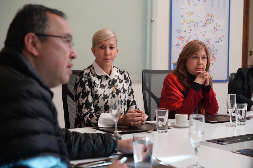 La directora del Partido de La U y la senadora Norma Hurtado escuchan al ministro del Interior, Alfonso Prada, en la reunión de este martes.