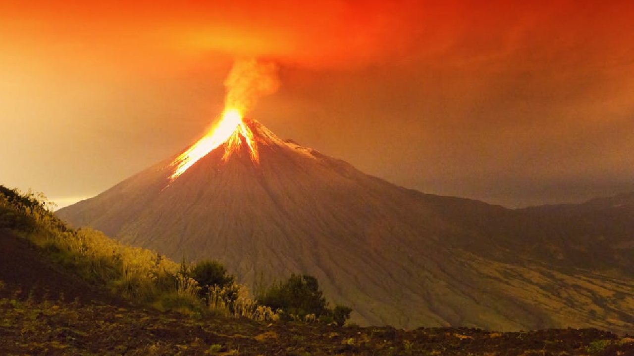Un invierno volcánico es un descenso drástico de las temperaturas que se produce en todo el mundo tras una erupción volcánica masiva, ya que las partículas de ceniza y los gases, como el dióxido de azufre, que se inyectan en la estratosfera durante la erupción y se propagan por todo el mundo a través de los vientos, tapan el sol e impiden que la energía solar llegue a la superficie terrestre. Shutterstock vía The Conversation.