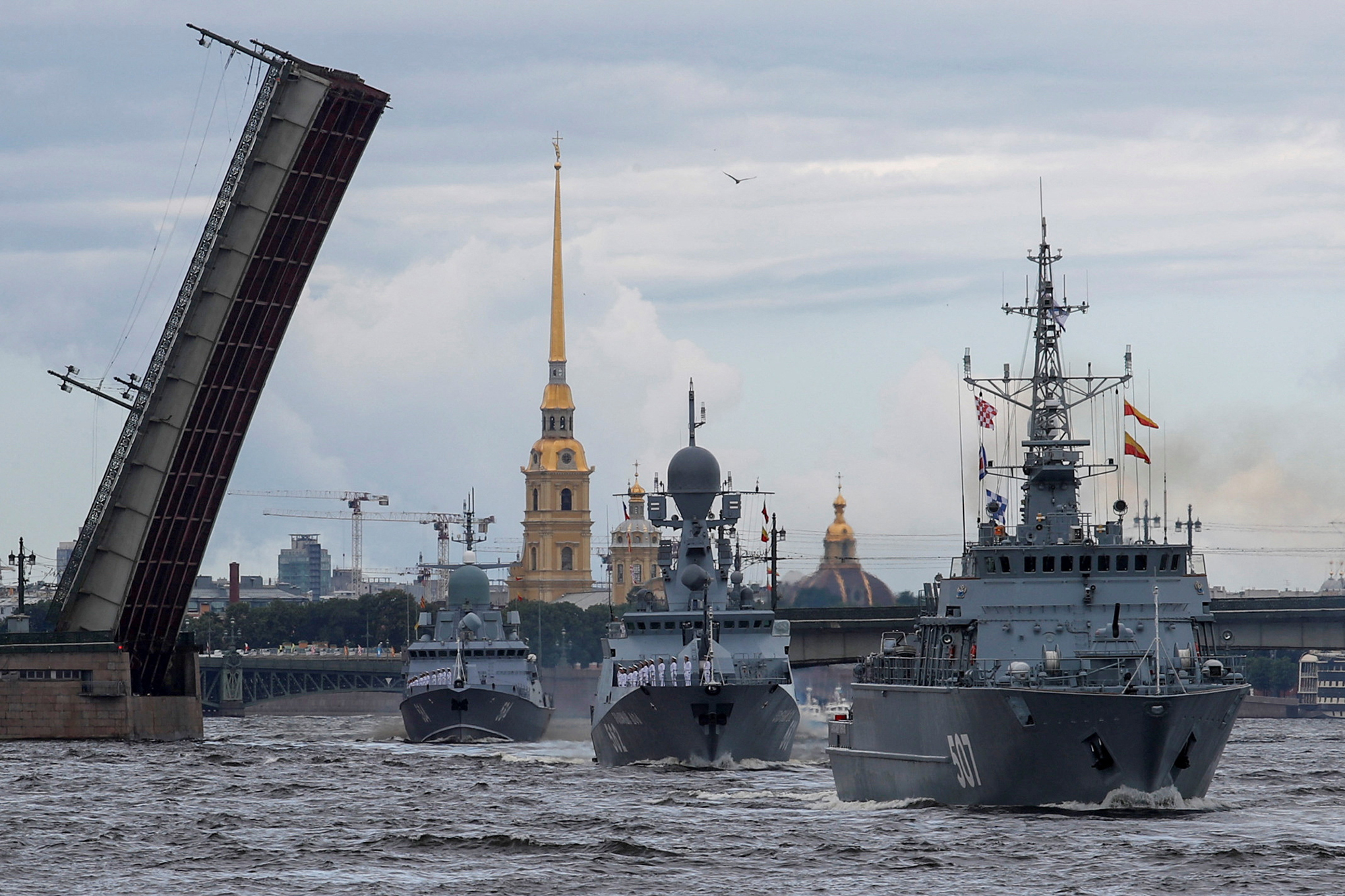 Los buques de guerra rusos, incluido el barco dragaminas ruso Alexander Obukhov, navegan durante un desfile que conmemora el Día de la Marina en San Petersburgo, Rusia, el 31 de julio de 2022. Foto REUTERS/Anton Vaganov