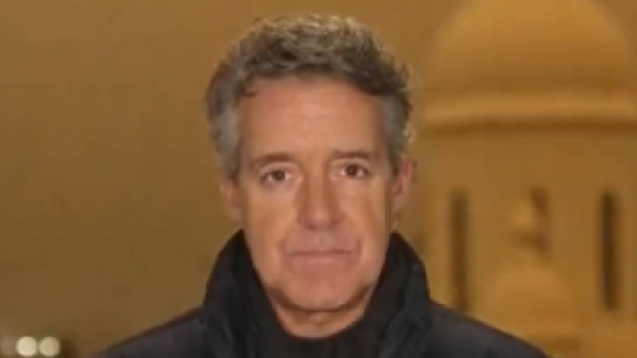 Fuerte explosión en Kiev, quedó registrada justo cuando el periodista Charlie D'Agata, terminaba de dar su informe.