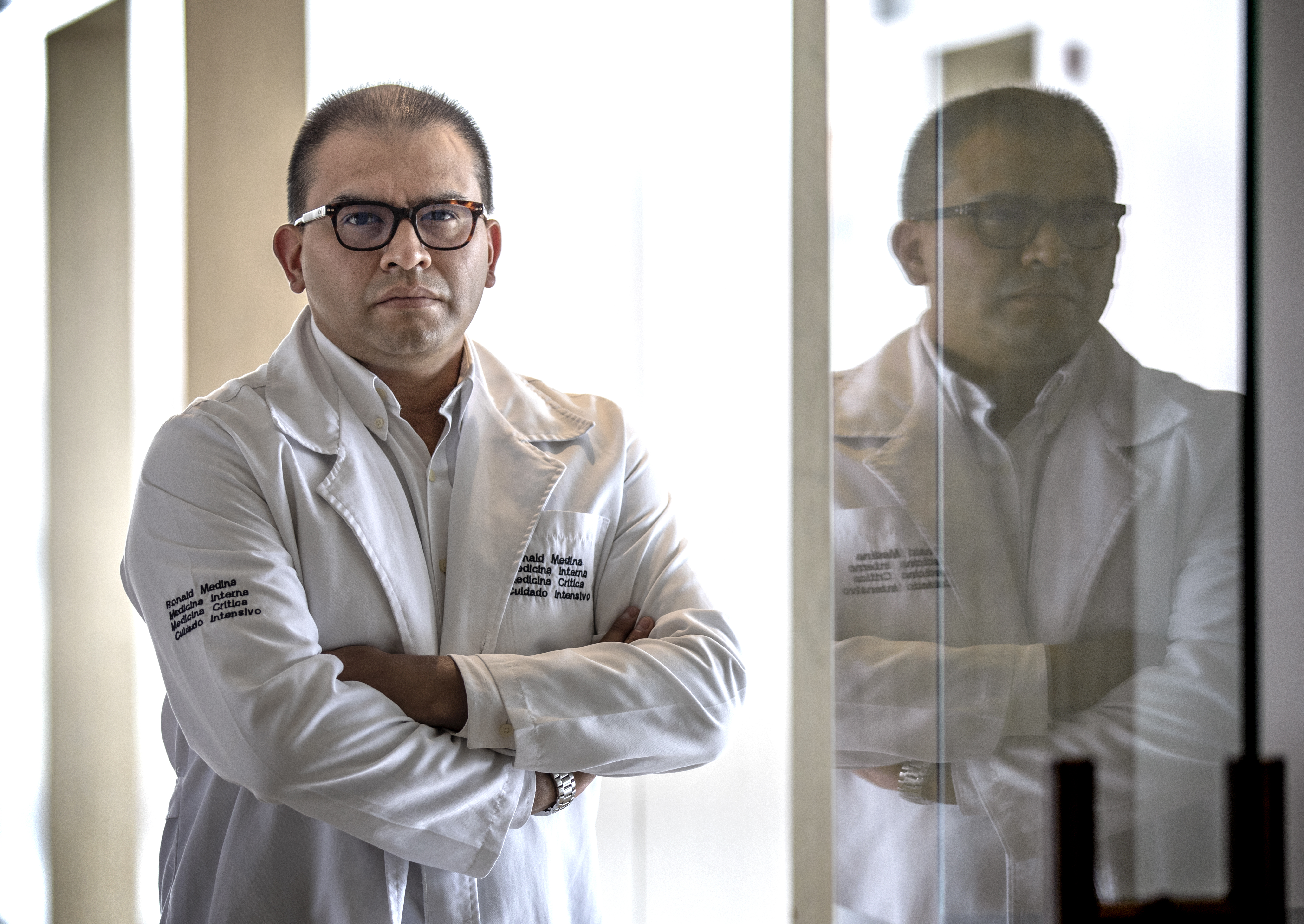 Ronald Medina. Médico Internista, MILAGRO EN LA UCI Especialista en Cuidado Crítico.
Bogotá 21 de Enero de 2022.
Foto: Juan Carlos Sierra-Revista Semana.