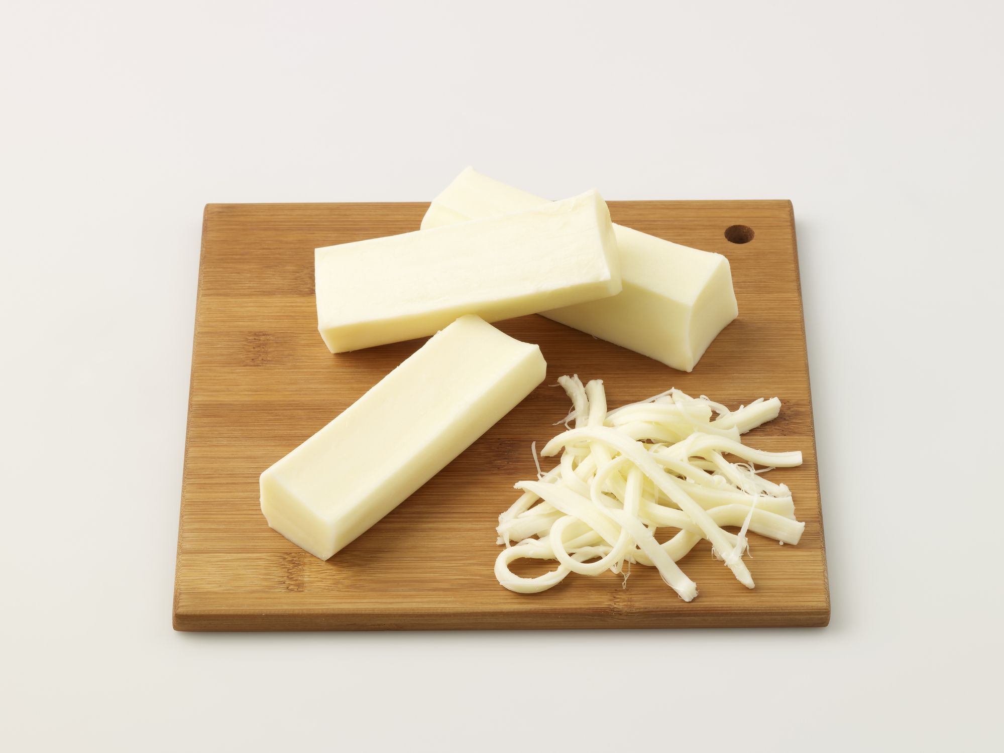 Hay formas prácticas para facilitar el rallado del queso mozarella.
