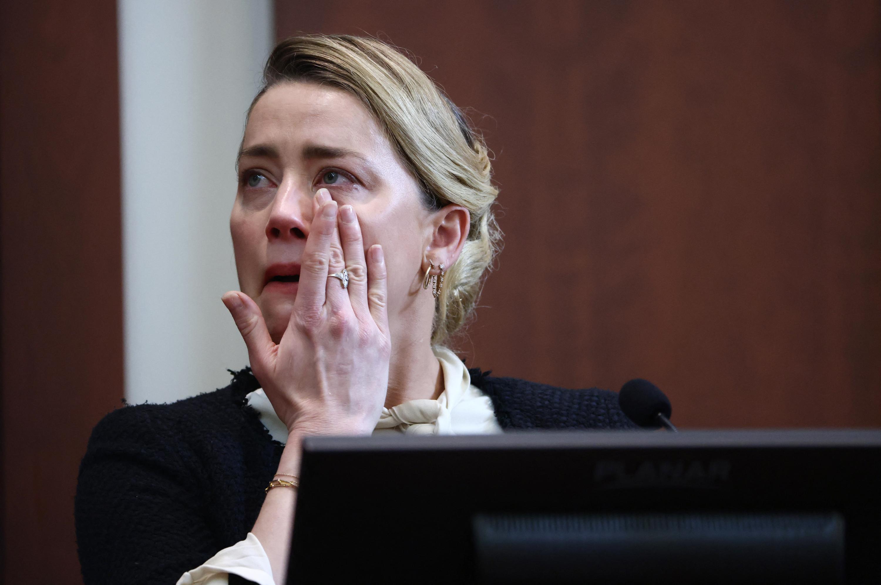 La actriz estadounidense Amber Heard testifica en el juzgado de circuito del condado de Fairfax en Fairfax, Virginia, el 5 de mayo de 2022.