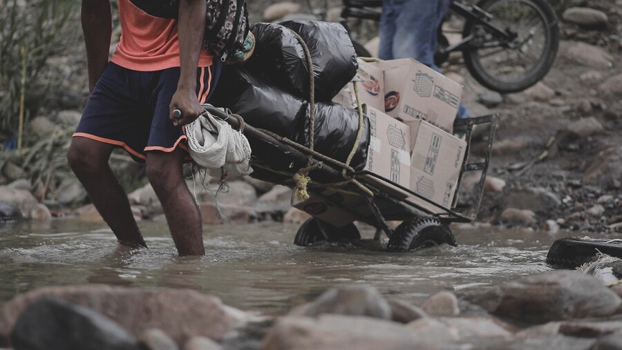 Muchas de las personas que cruzan el  tapón del Darién viajan con niños.