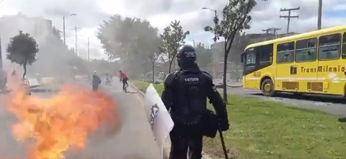 Policía desmintió que agentes del ESMAD hayan ocasionado el incendio de un bus del SITP en Suba