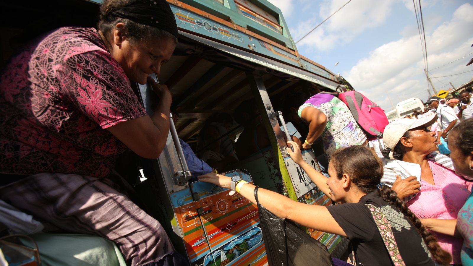 Luego de que se acabaran los tiquetes en flotas de línea, los migrantes comenzaron a llegar a Necoclí a bordo de buses escalera.
