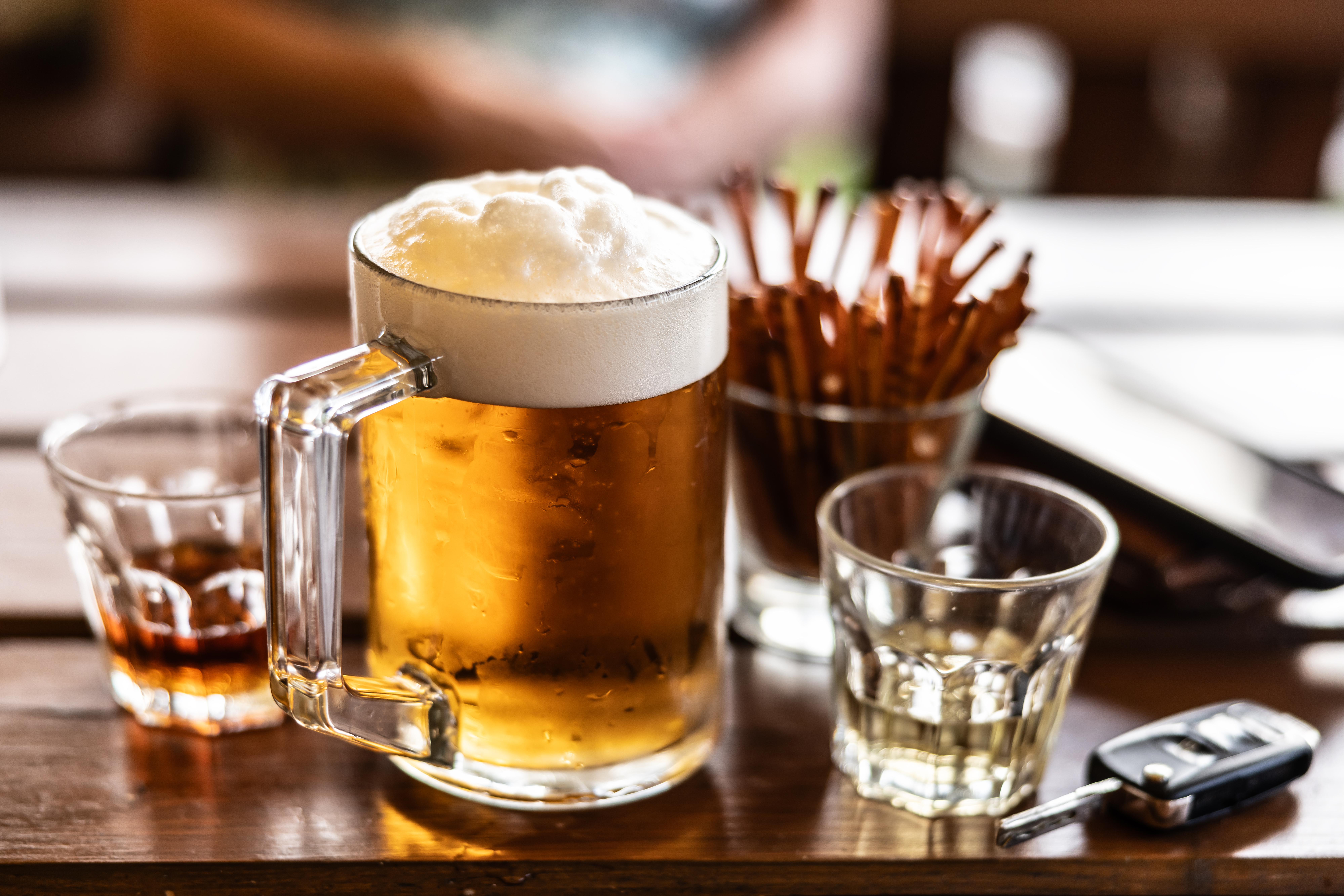 Cerveza y aguardiente. Imagen de referencia.