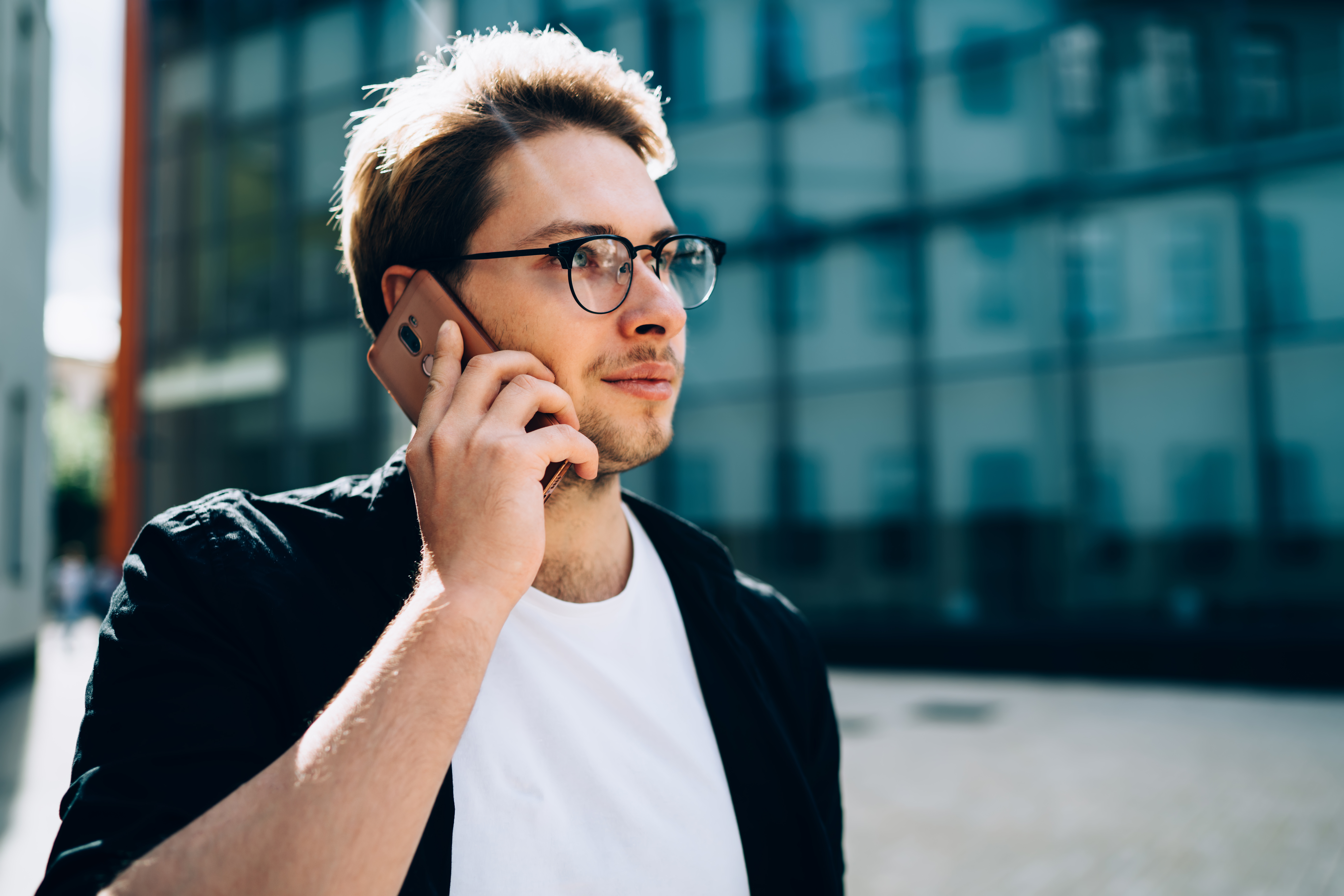 Las llamadas telefónicas facilitan el intercambio de información instantánea.