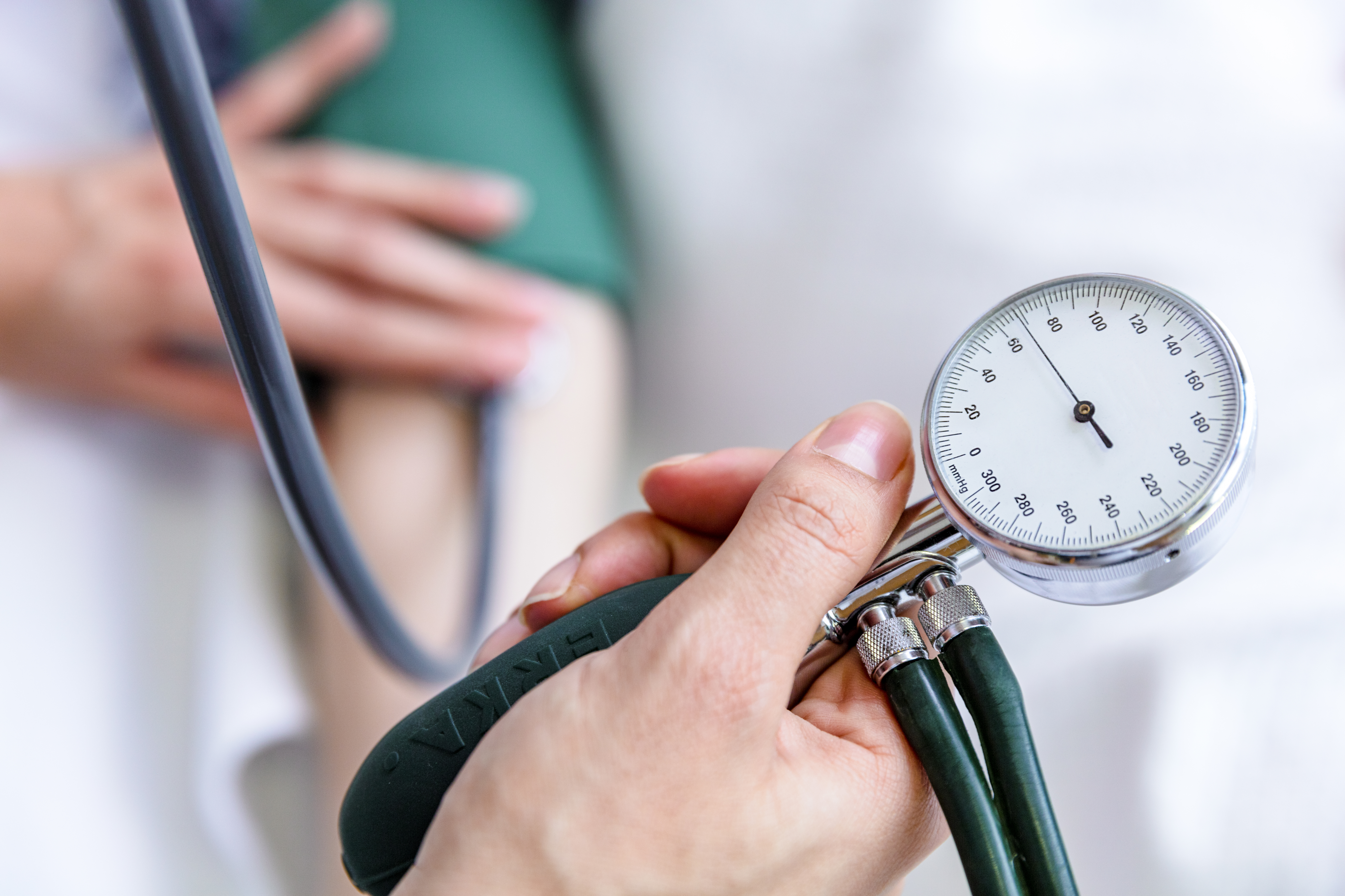 La presión arterial es una causa para el desarrollo de enfermedades cardíacas en todo el mundo.