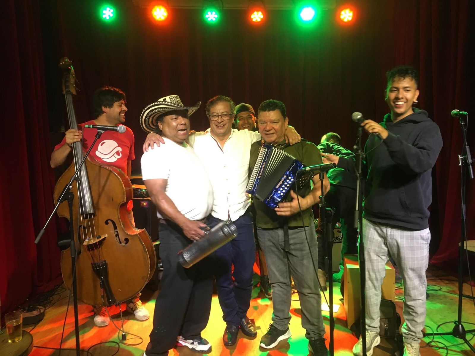 Presidente Gustavo Petro visitó el club en Bélgica de “resistencia y militancia”, /semana