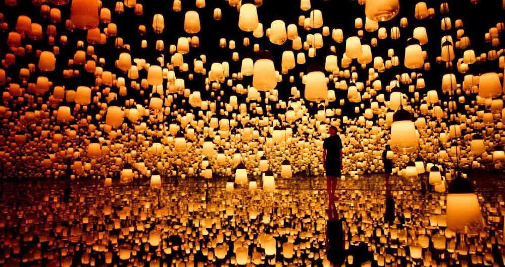 El ‘Mori Digital Art Museum: TeamLab Borderles’ es un espacio tridimensional con 10 000 metros cuadrados. Más de 500 computadores y 470 monitores proyectan luces y sonidos que recrean cinco universos entre los que no existen fronteras. Las obras se mueven por el espacio, se comunican entre sí, y se transforman de acuerdo con la presencia de la gente.