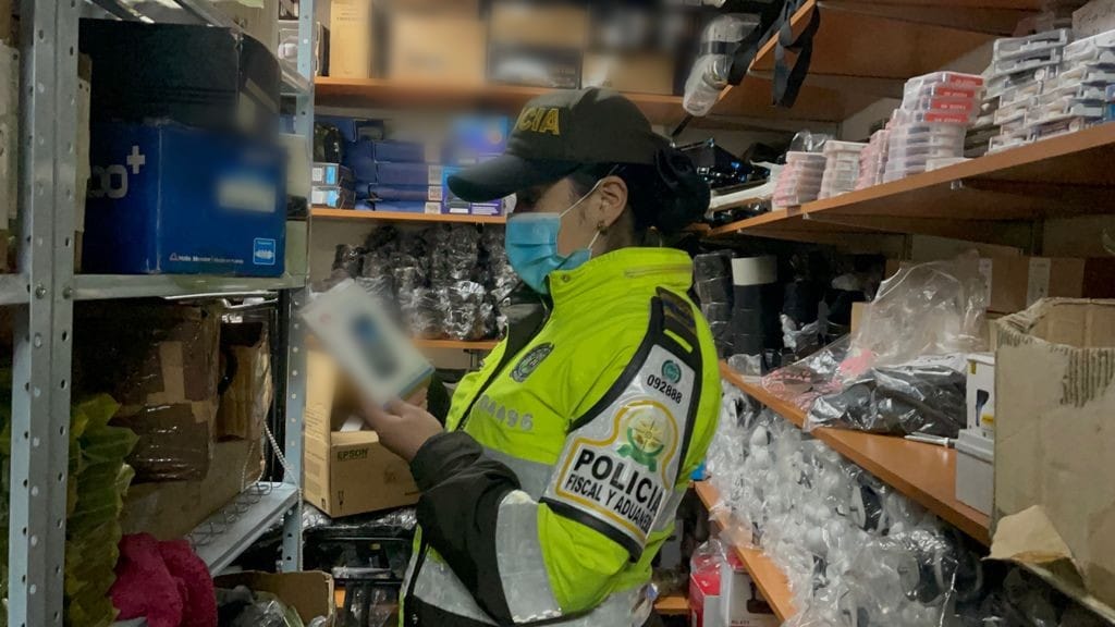 Por esta época se incrementa el contrabando de licores, cigarrillos y prendas de vestir, debido a la alta demanda.