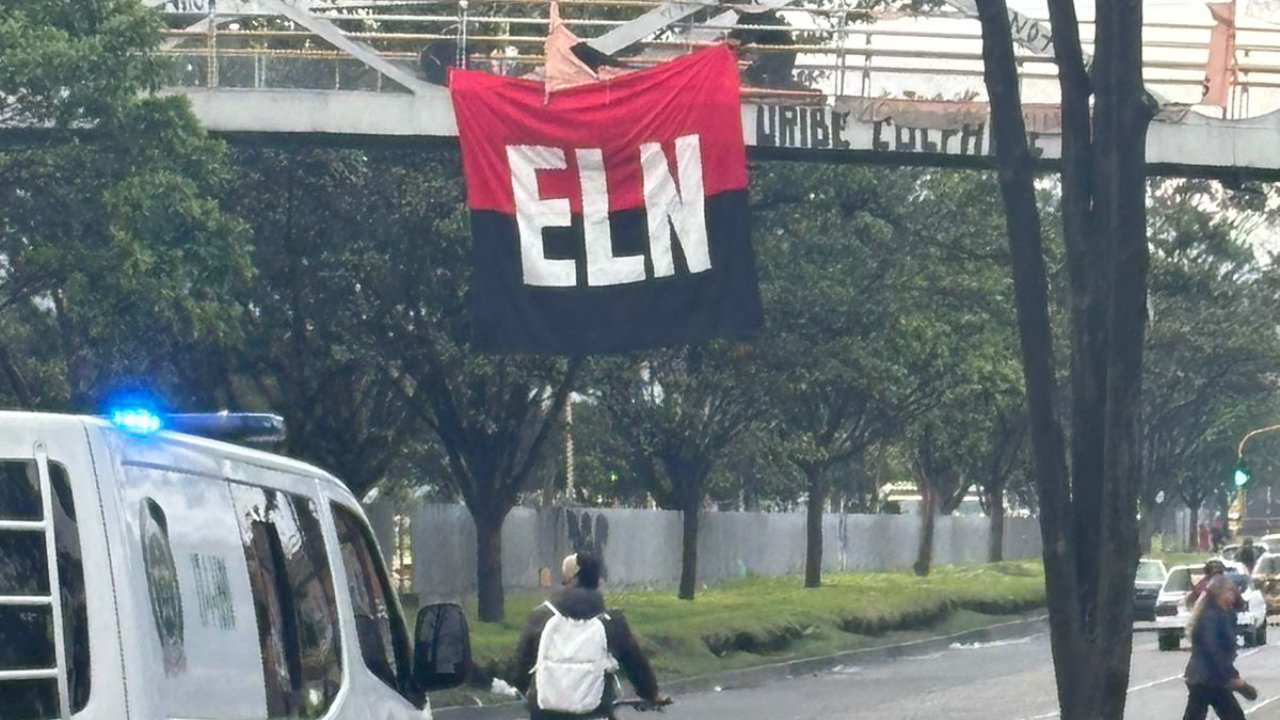 Aparece otra bandera del ELN colgada en un puente del sur de Bogotá.