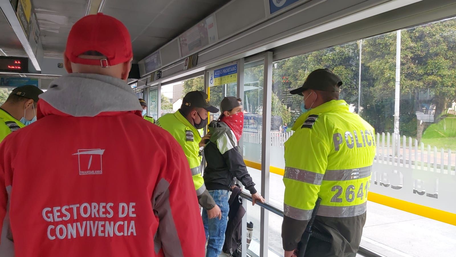 Gestores de convivencia y Policía haciendo patrullaje en las estaciones de TransMilenio.
