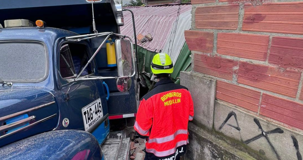 Camión colisionó con un jardín infantil en Medellín.