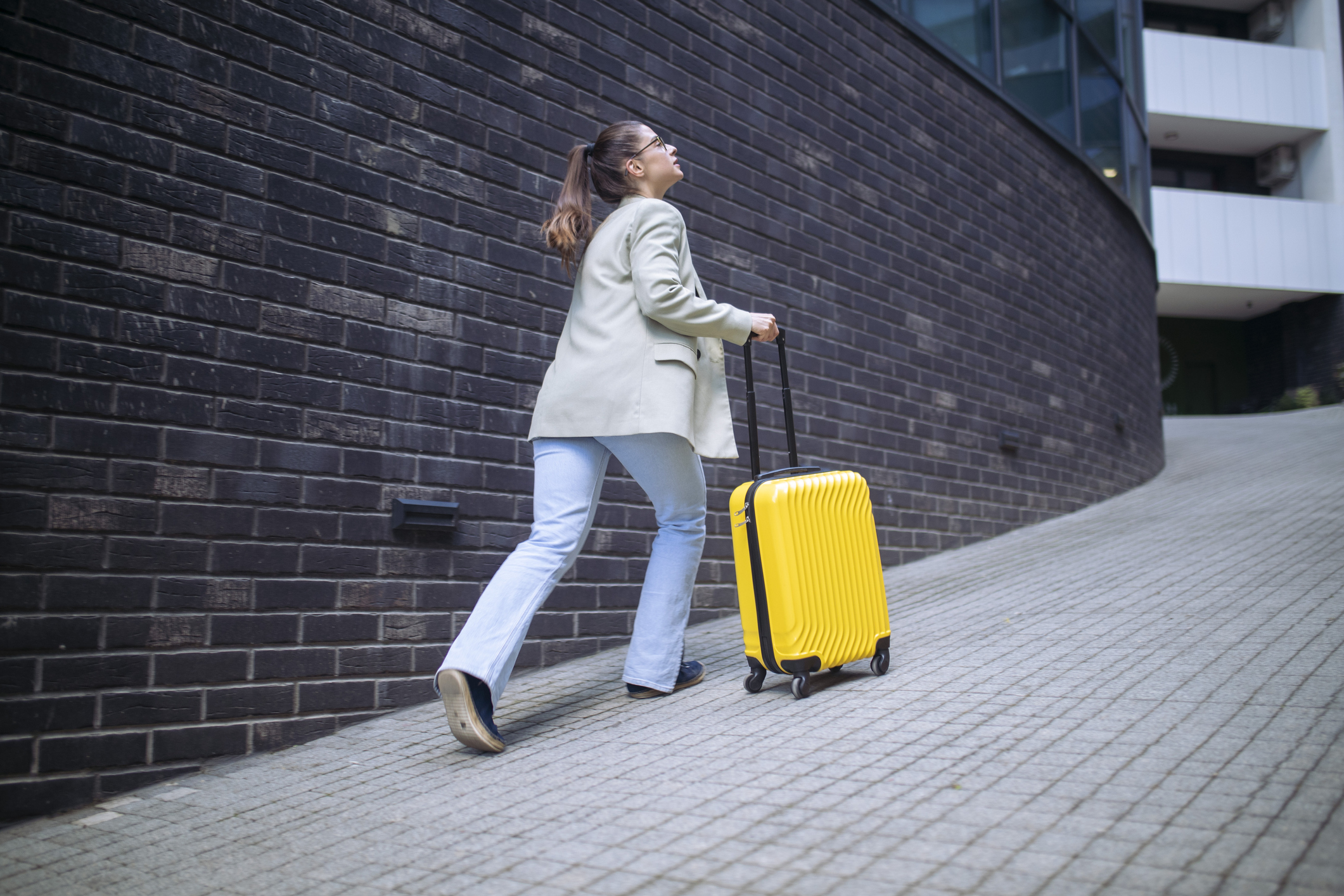 Las calles se llenan de personas corriendo con maletas al dar la bienvenida al nuevo año.