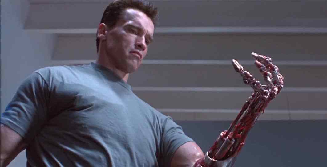 Escena de la película Terminador en 
donde la máquina muestra que tiene tejido muscular artificial.