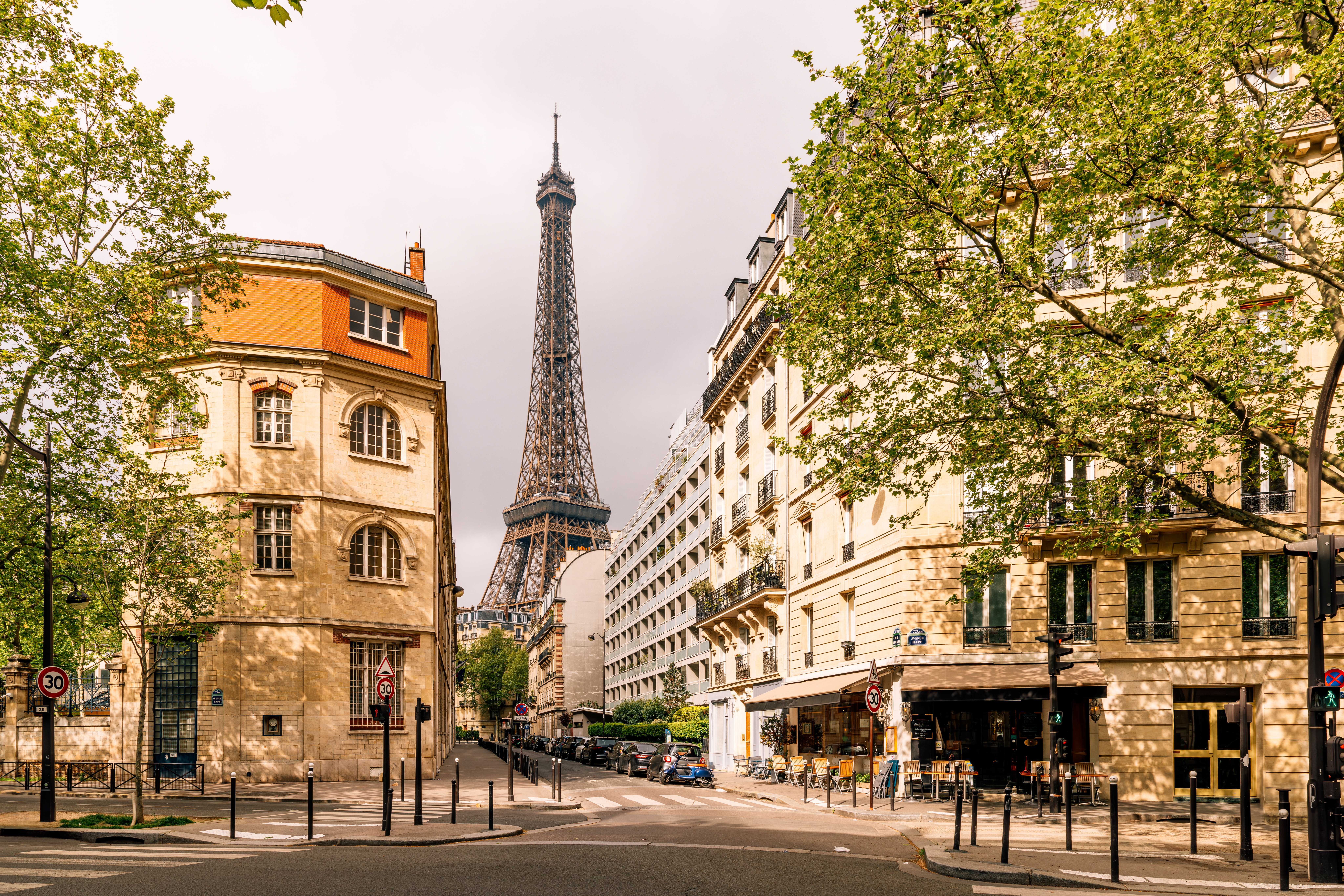 Calle en París con la Torre Eiffel, Francia