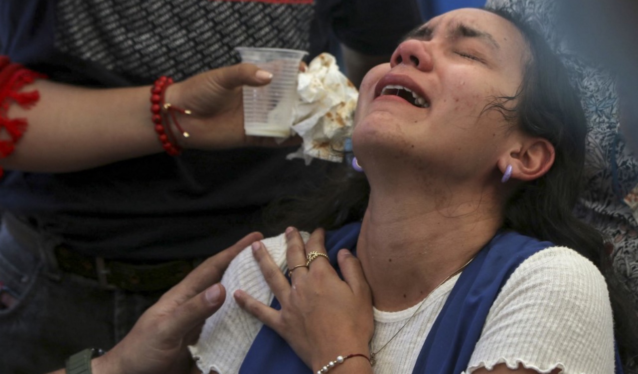 Ya se cuentan casi 30 muertos que dejan los motines en cárceles de Ecuador. Los familiares de los presos viven el desespero en las afueras de los precintos