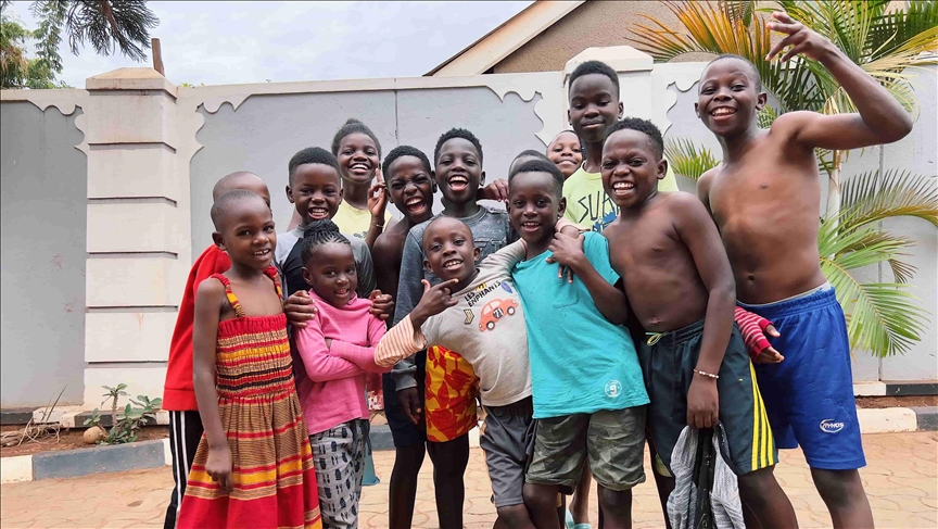 Ghetto Kids: la historia de los niños de Uganda que un profesor sacó de las calles y les dio futuro gracias al arte - El País