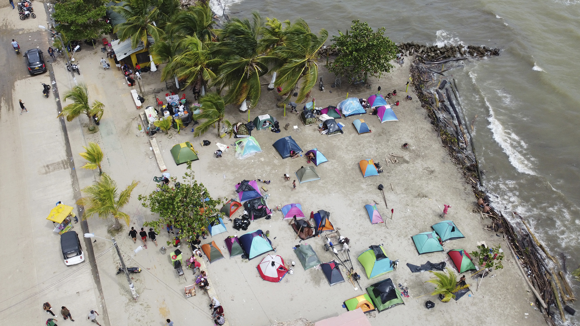 Las tiendas de campaña donde se alojan algunos venezolanos, en Necocli, Colombia, el lugar donde los migrantes toman lanchas para ir hasta Acandi, a las puertas de la selva del Darién, el 13 de octubre de 2022. Algunos venezolanos están reconsiderando su viaje hacia Estados Unidos luego de que la Casa Blanca anunció el 12 de octubre que los venezolanos que crucen la frontera a pie o a nado serán devueltos de inmediato a México sin derecho a solicitar asilo. (AP Foto/Fernando Vergara)
