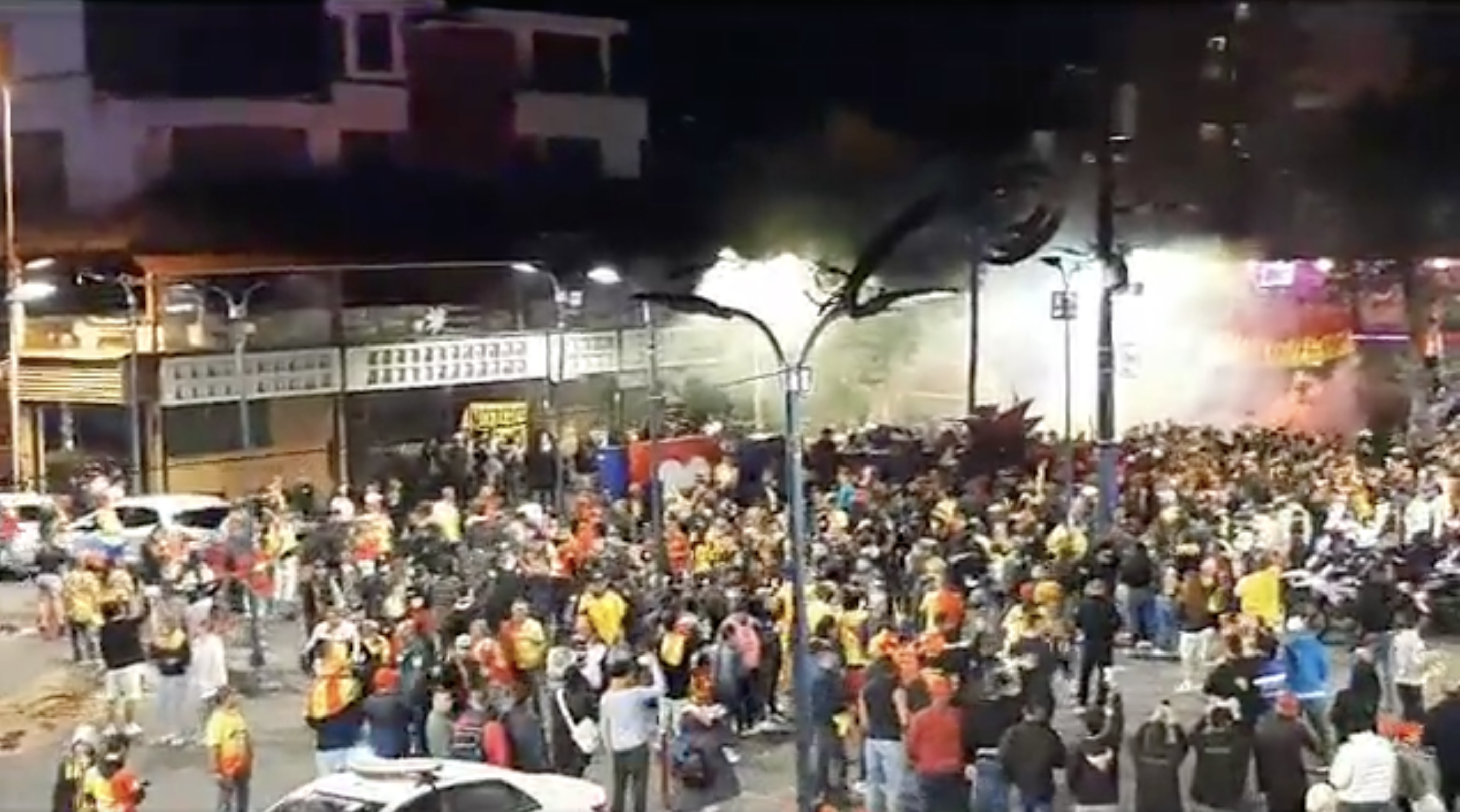 Banderazo de los hinchas del Pereira en Ecuador.