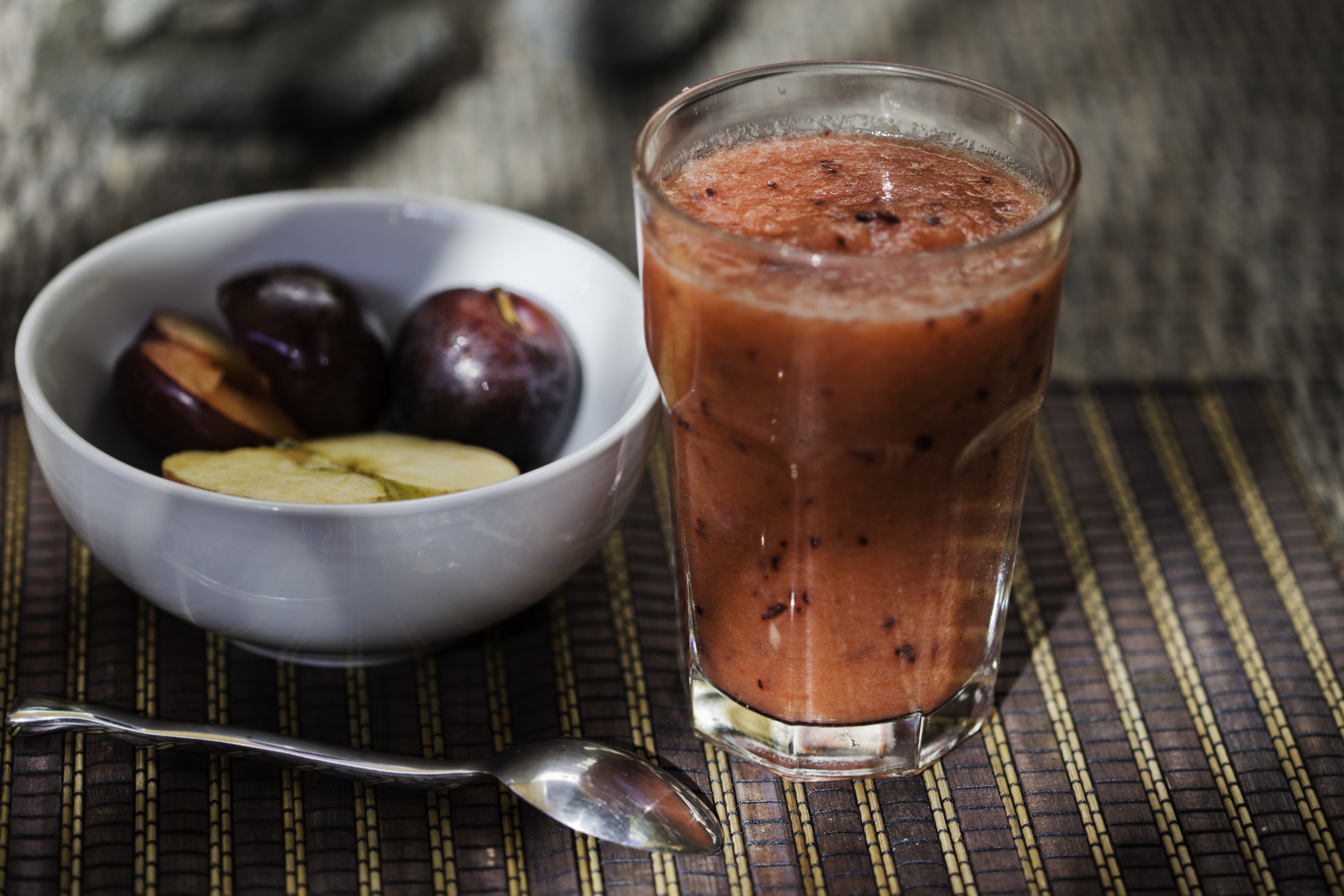Las ciruelas y manzanas tienen propiedades ideales para bajar de peso.